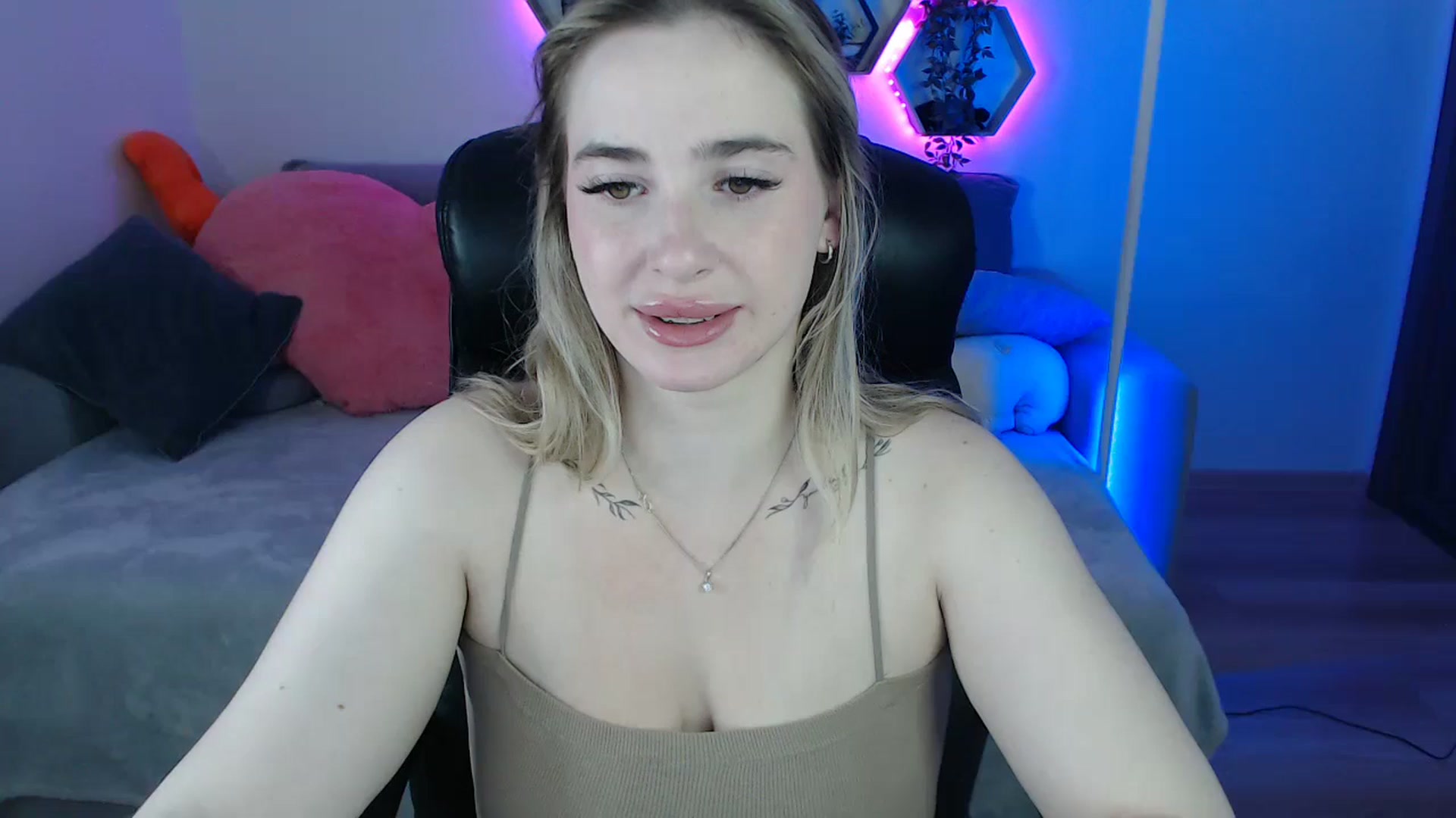 Gallery image thumbnail from SabrinaViolet's myfreecams stream on, 07/01/2025, 09:32 image 17 of 20