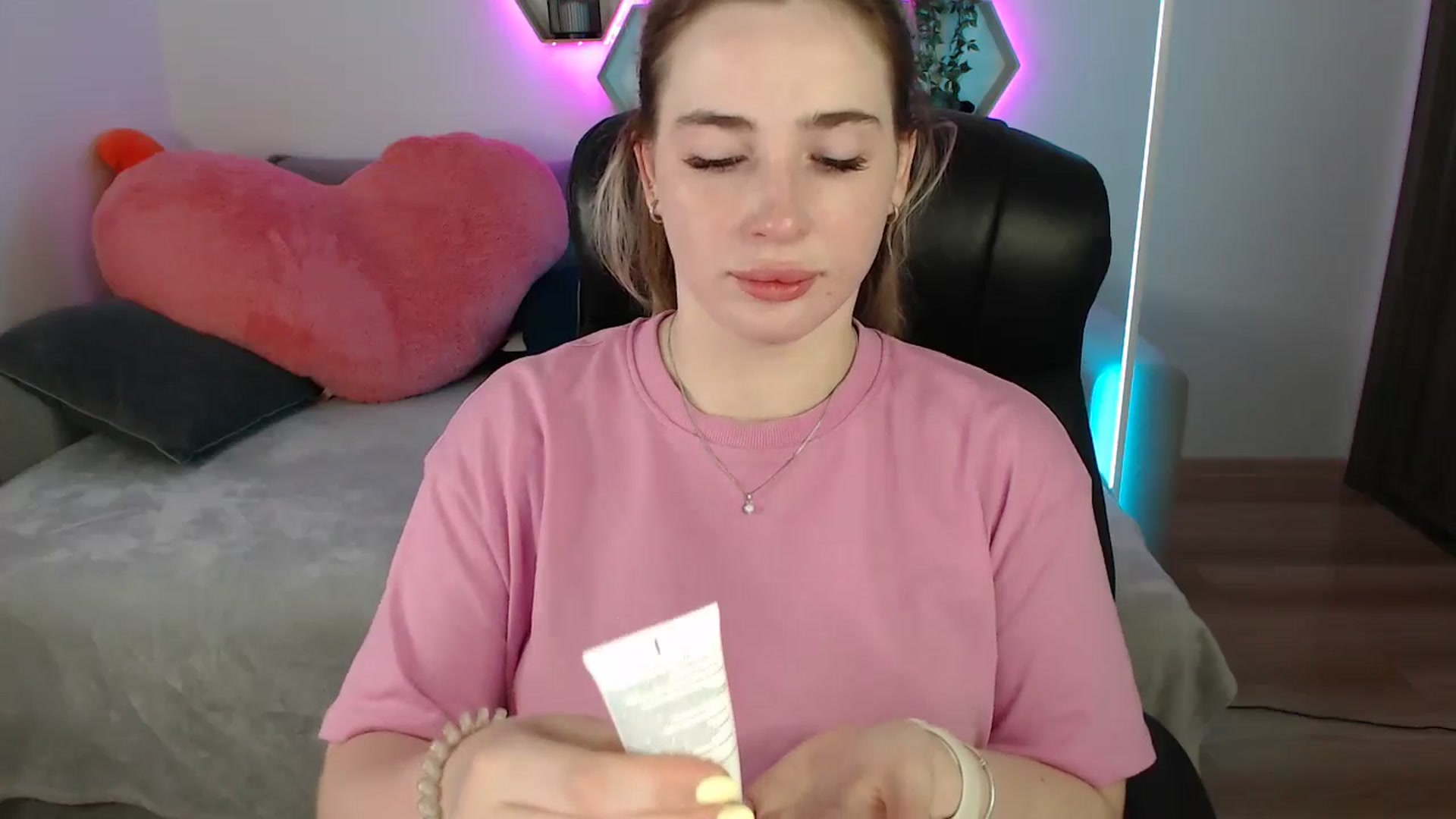 Gallery image thumbnail from SabrinaViolet's myfreecams stream on, 07/04/2025, 08:32 image 6 of 20