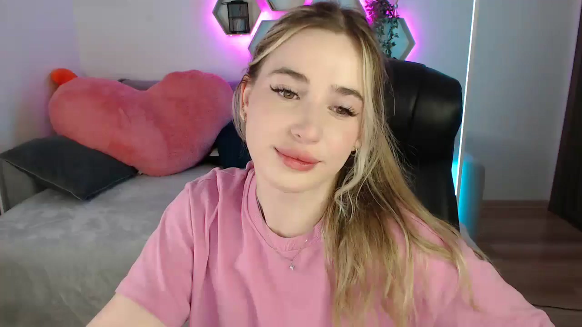 Gallery image thumbnail from SabrinaViolet's myfreecams stream on, 07/04/2025, 08:59 image 4 of 20