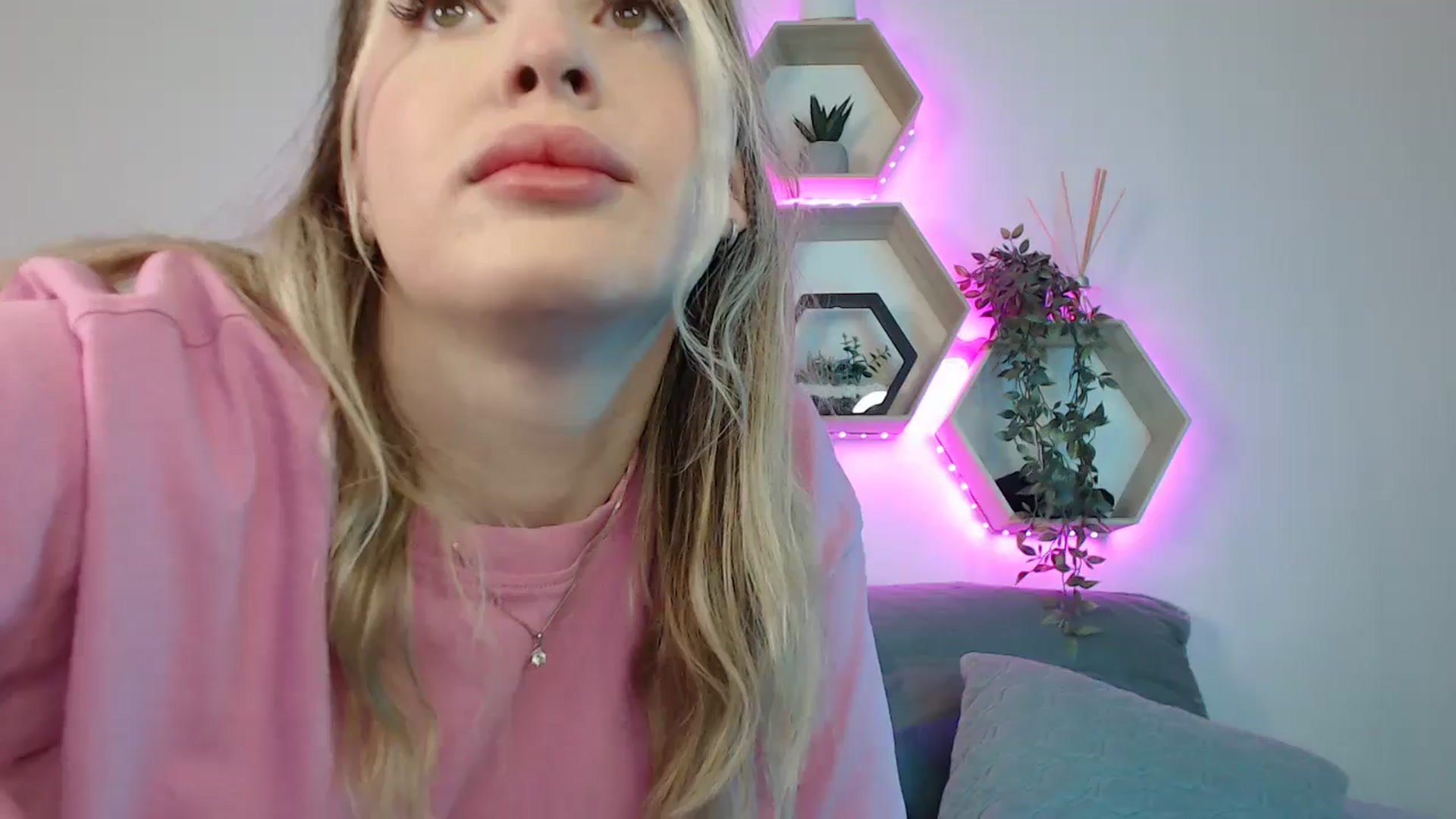 Gallery image thumbnail from SabrinaViolet's myfreecams stream on, 07/04/2025, 09:36 image 7 of 20