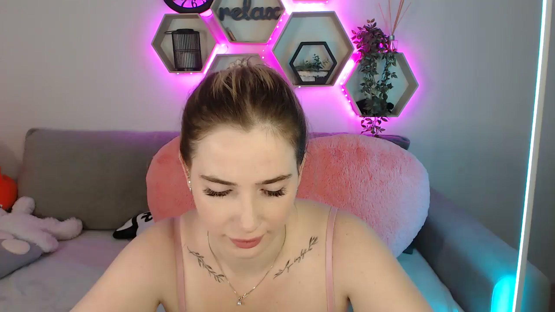 Gallery image thumbnail from SabrinaViolet's myfreecams stream on, 07/04/2025, 13:37 image 13 of 20