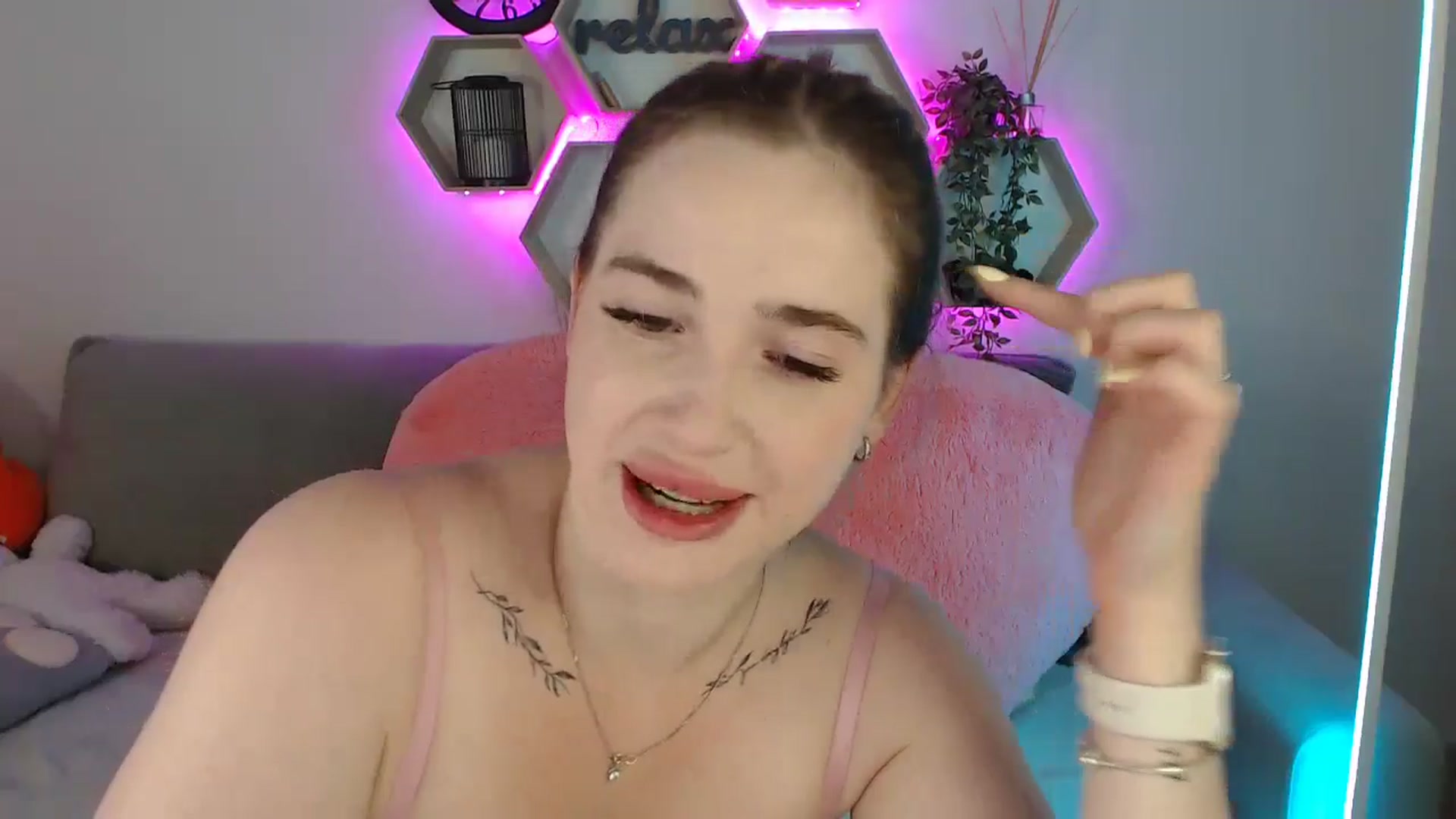 Gallery image thumbnail from SabrinaViolet's myfreecams stream on, 07/04/2025, 13:37 image 8 of 20