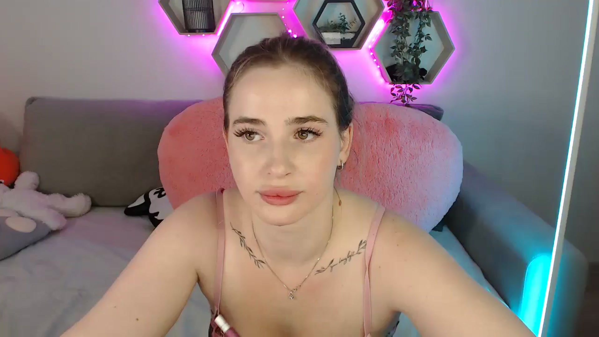 Gallery image thumbnail from SabrinaViolet's myfreecams stream on, 07/04/2025, 13:37 image 2 of 20