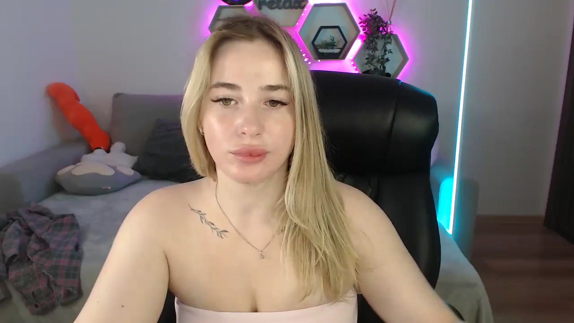 Gallery image thumbnail from SabrinaViolet's myfreecams stream on, 07/05/2025, 08:43 image 10 of 20