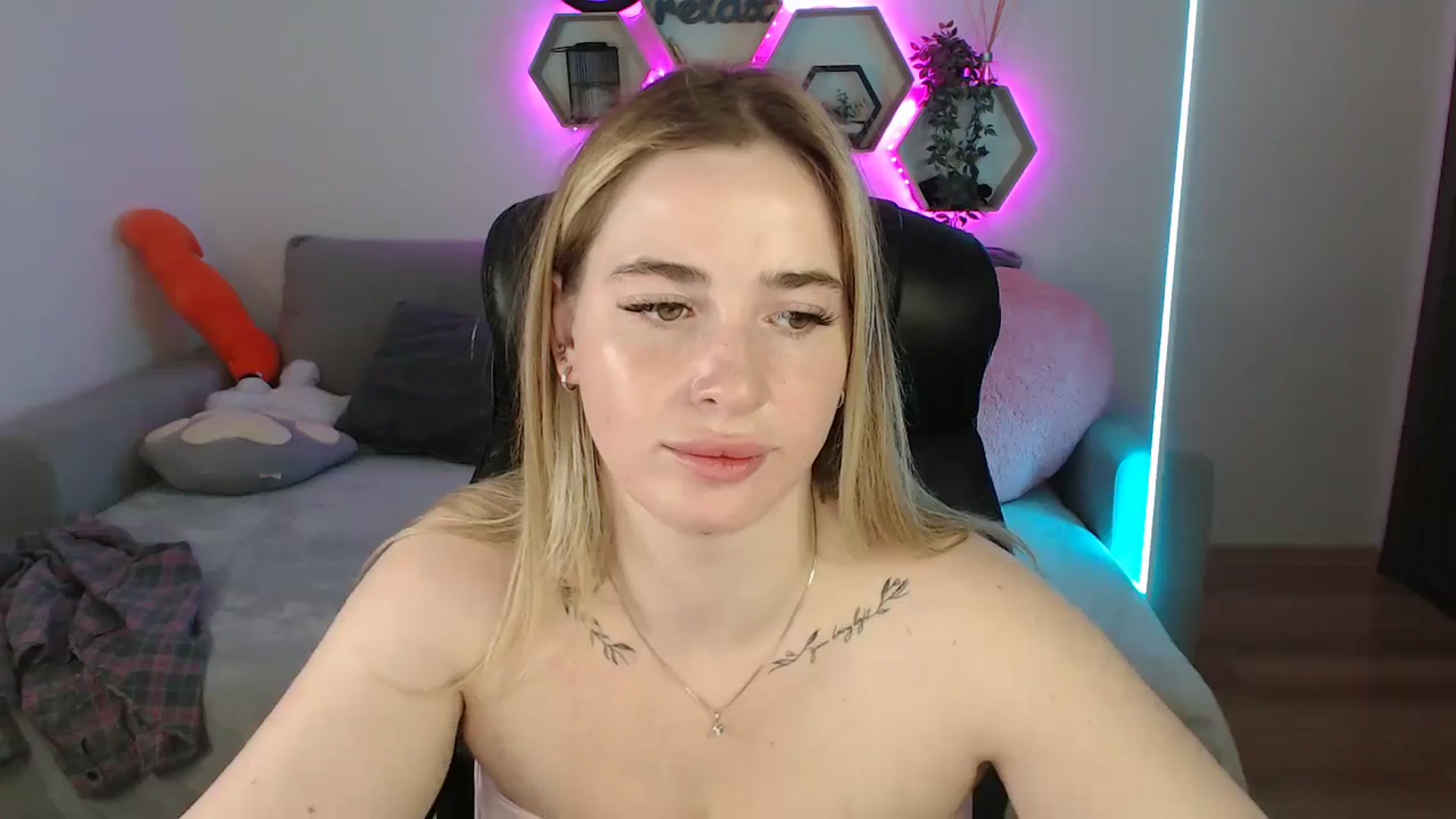 Gallery image thumbnail from SabrinaViolet's myfreecams stream on, 07/05/2025, 08:43 image 4 of 20