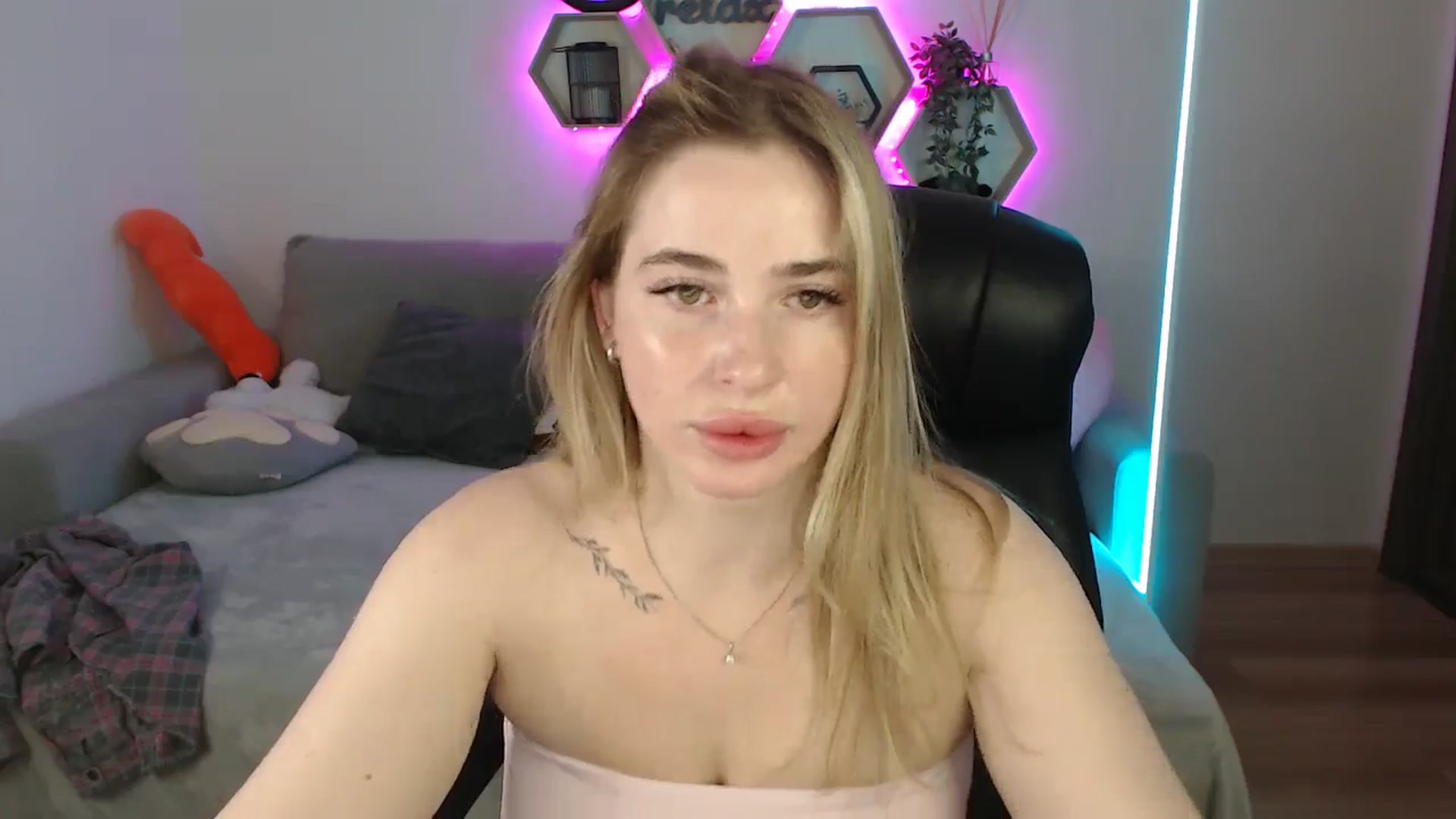Gallery image thumbnail from SabrinaViolet's myfreecams stream on, 07/05/2025, 08:43 image 7 of 20