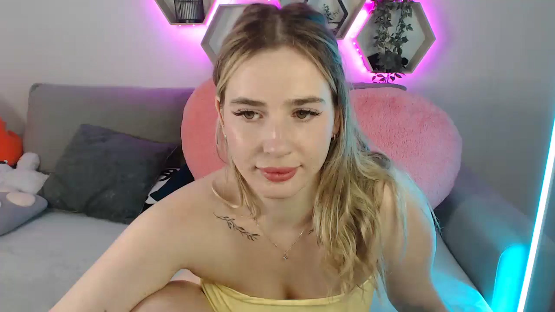 Gallery image thumbnail from SabrinaViolet's myfreecams stream on, 07/06/2025, 10:32 image 19 of 20