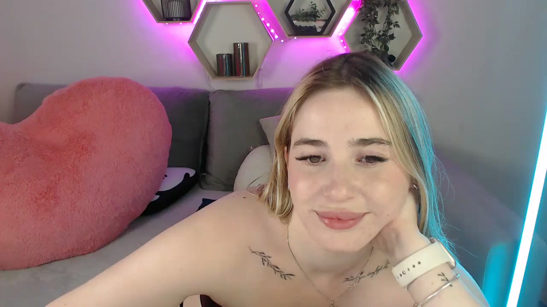 Gallery image thumbnail from SabrinaViolet's myfreecams stream on, 07/07/2025, 12:32 image 6 of 20
