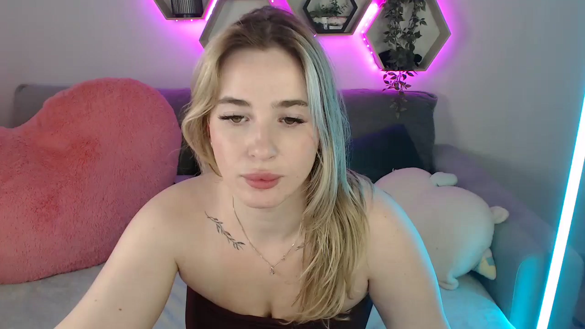 Gallery image thumbnail from SabrinaViolet's myfreecams stream on, 07/07/2025, 13:57 image 1 of 20