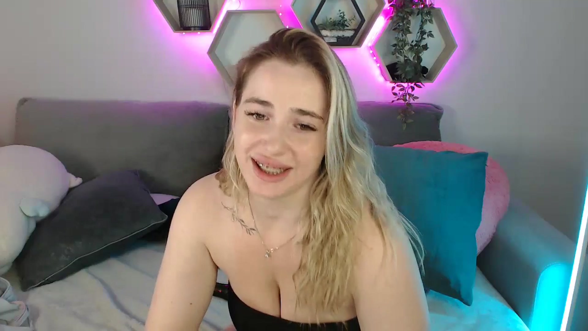 Gallery image thumbnail from SabrinaViolet's myfreecams stream on, 07/11/2025, 13:02 image 7 of 20