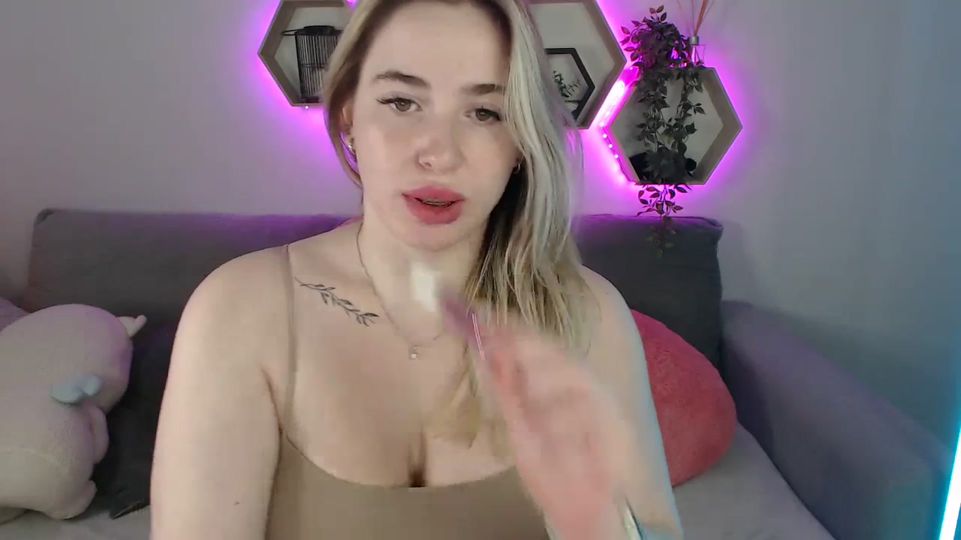 Gallery image thumbnail from SabrinaViolet's myfreecams stream on, 07/12/2025, 10:04 image 8 of 20