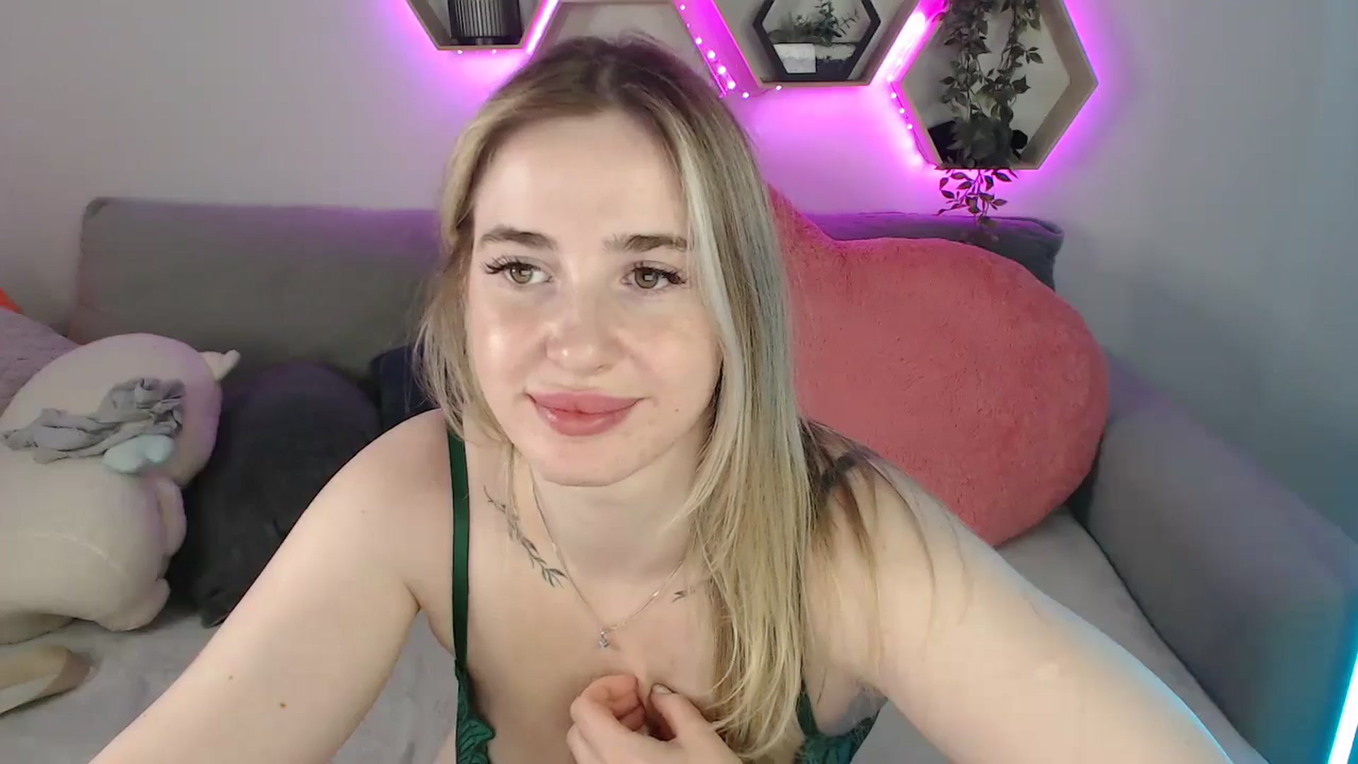 Gallery image thumbnail from SabrinaViolet's myfreecams stream on, 07/12/2025, 12:45 image 6 of 20