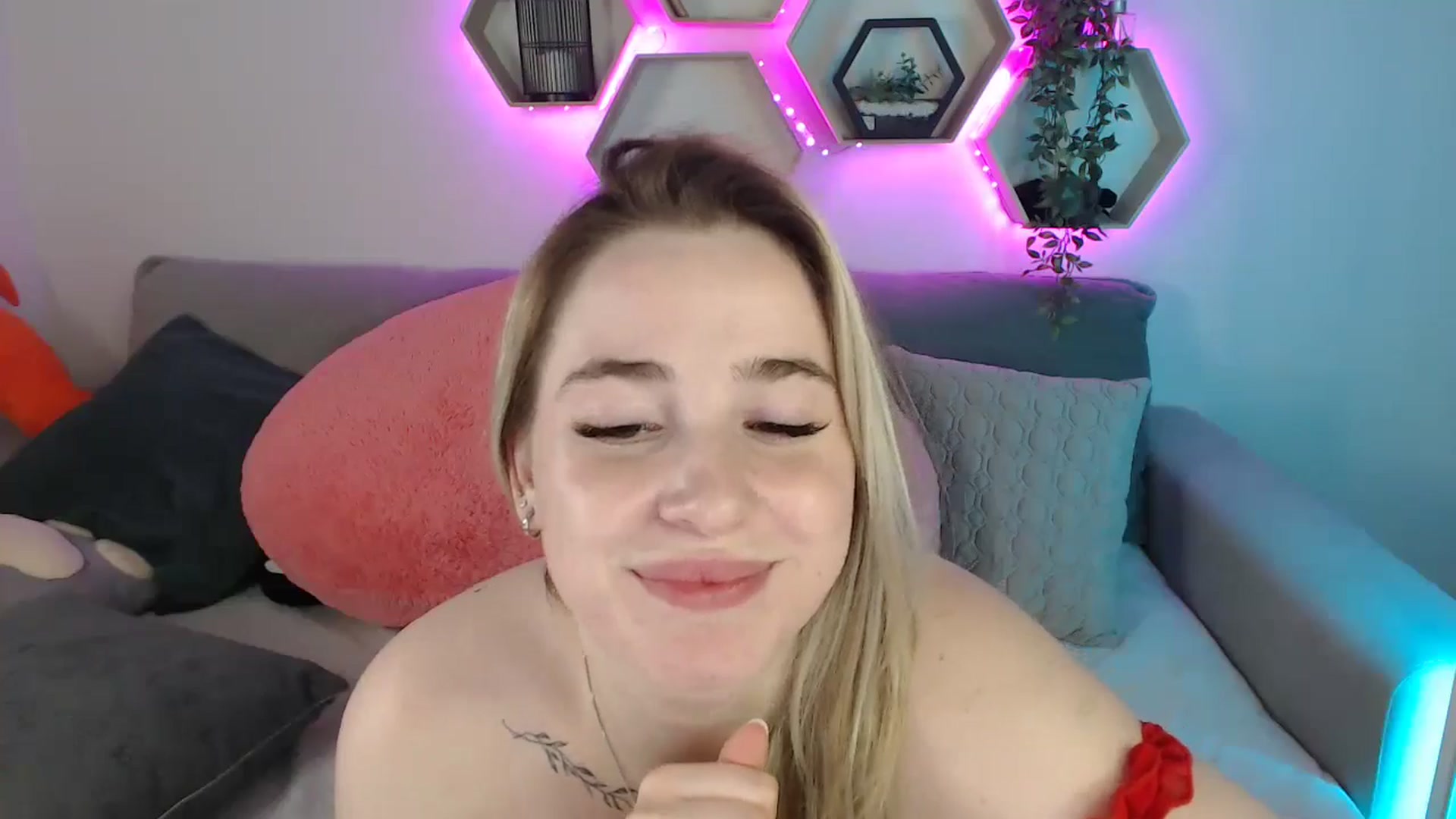 Gallery image thumbnail from SabrinaViolet's myfreecams stream on, 07/14/2025, 13:49 image 13 of 20