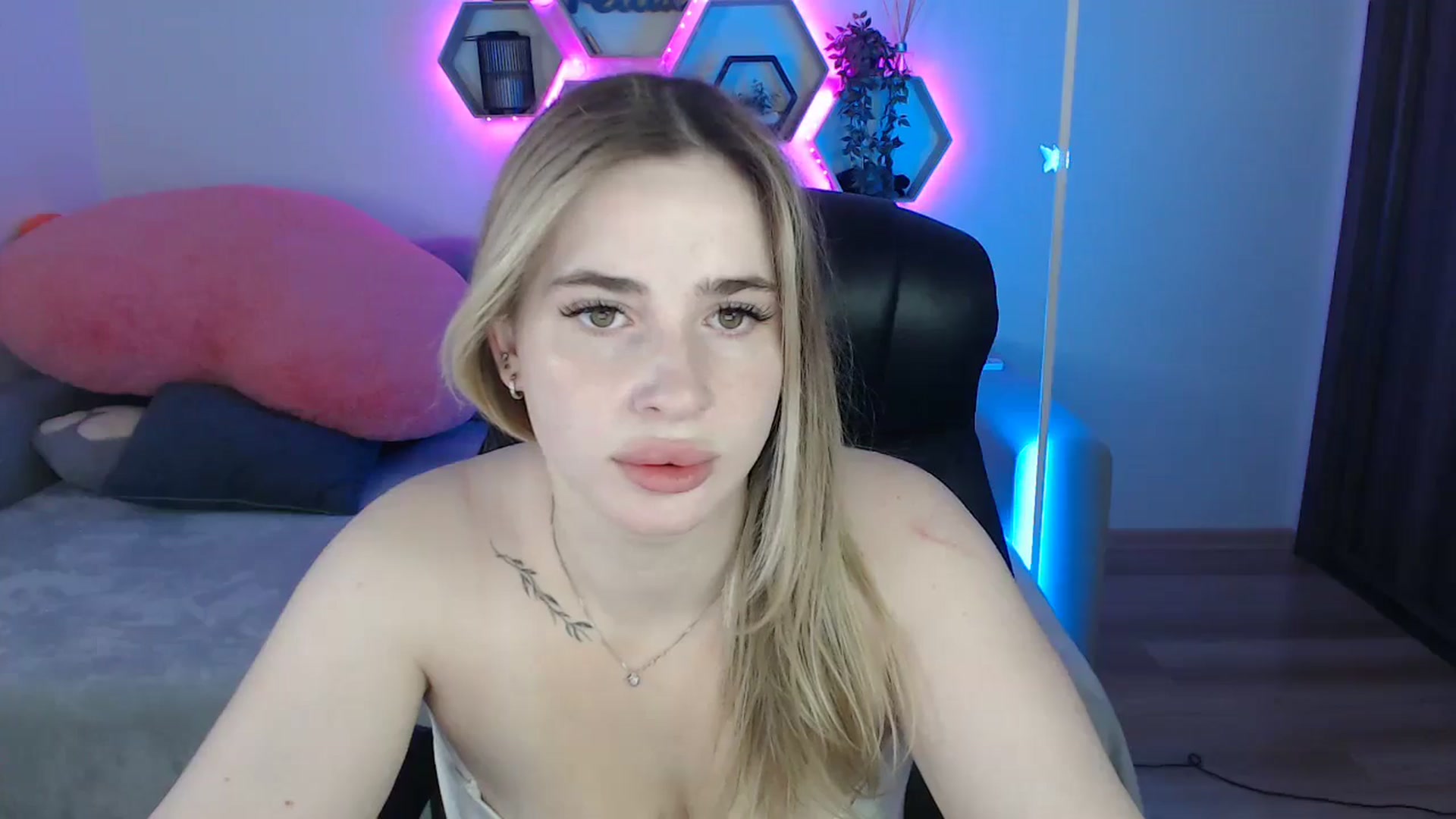 Gallery image thumbnail from SabrinaViolet's myfreecams stream on, 07/16/2025, 08:57 image 3 of 20