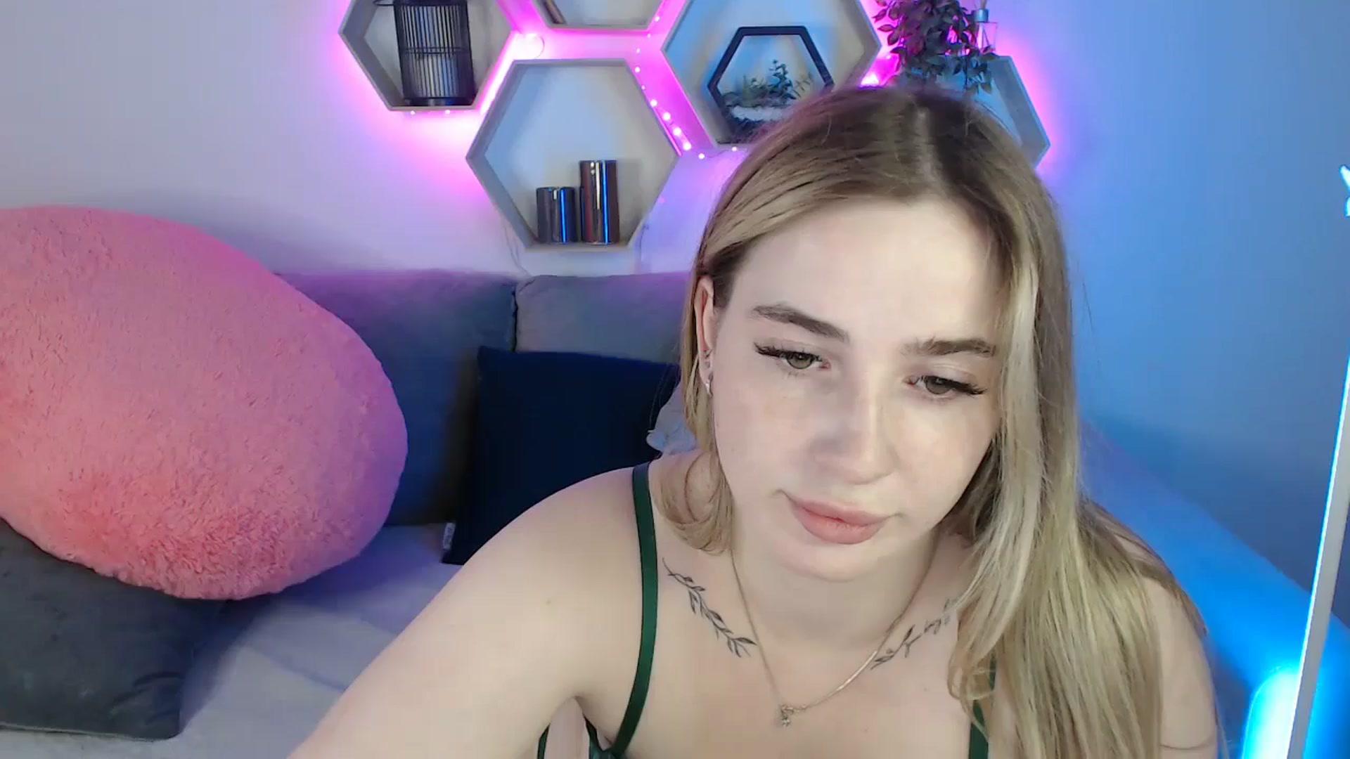 Gallery image thumbnail from SabrinaViolet's myfreecams stream on, 07/16/2025, 10:12 image 1 of 20
