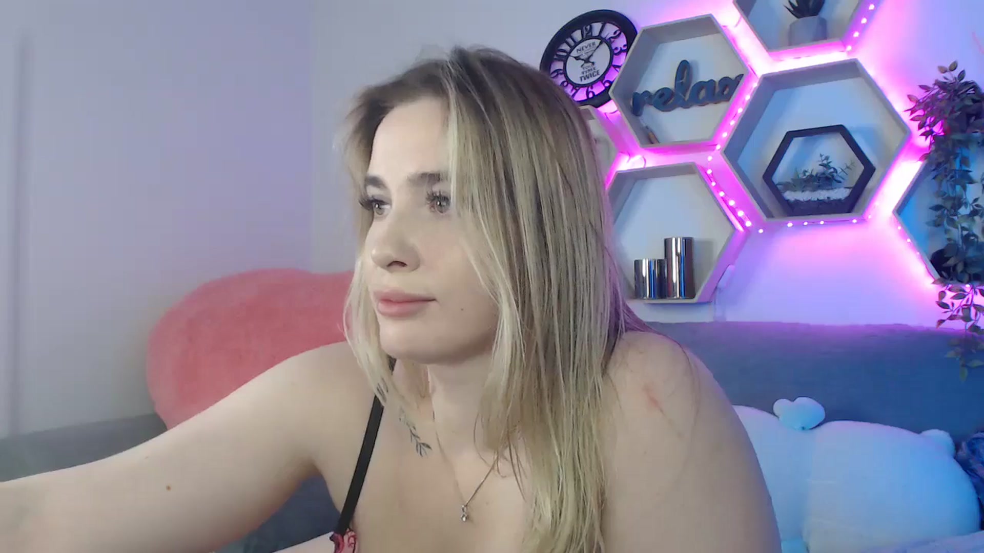 Gallery image thumbnail from SabrinaViolet's myfreecams stream on, 07/18/2025, 14:00 image 15 of 20