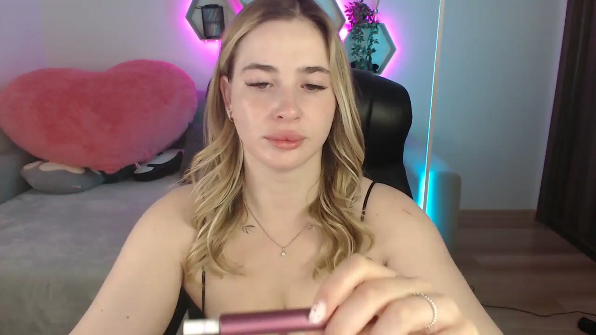 Gallery image thumbnail from SabrinaViolet's myfreecams stream on, 07/19/2025, 08:41 image 10 of 20