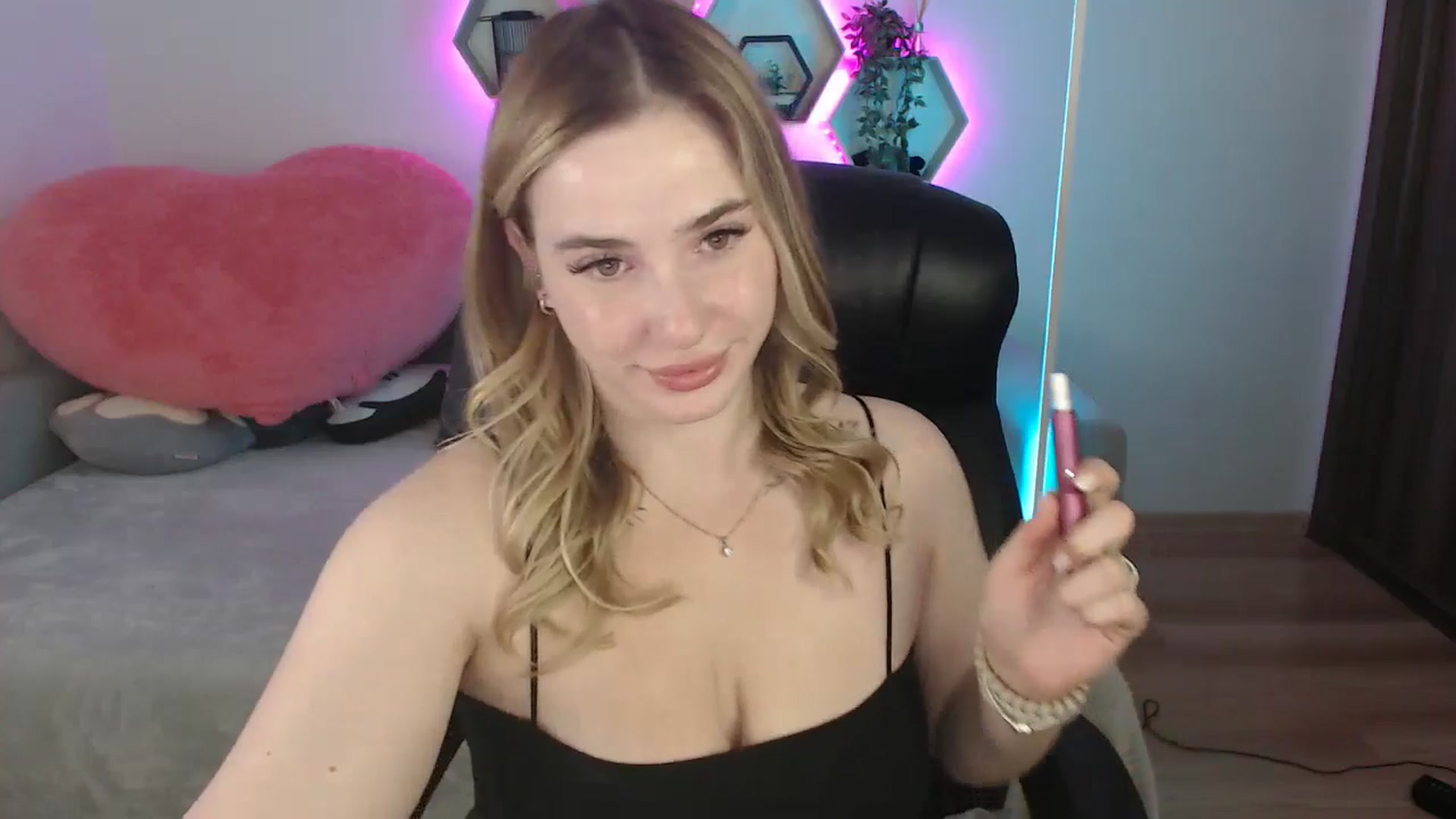 Gallery image thumbnail from SabrinaViolet's myfreecams stream on, 07/19/2025, 08:41 image 14 of 20
