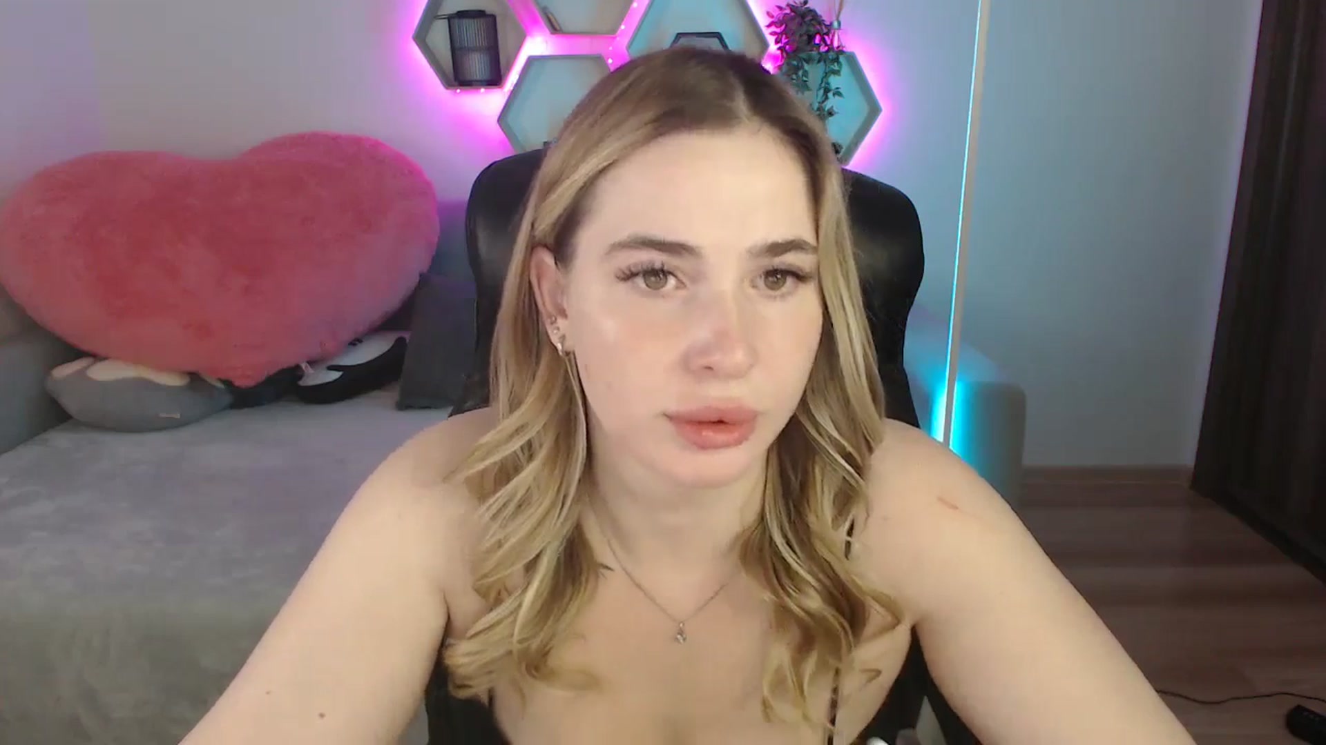Gallery image thumbnail from SabrinaViolet's myfreecams stream on, 07/19/2025, 08:41 image 9 of 20