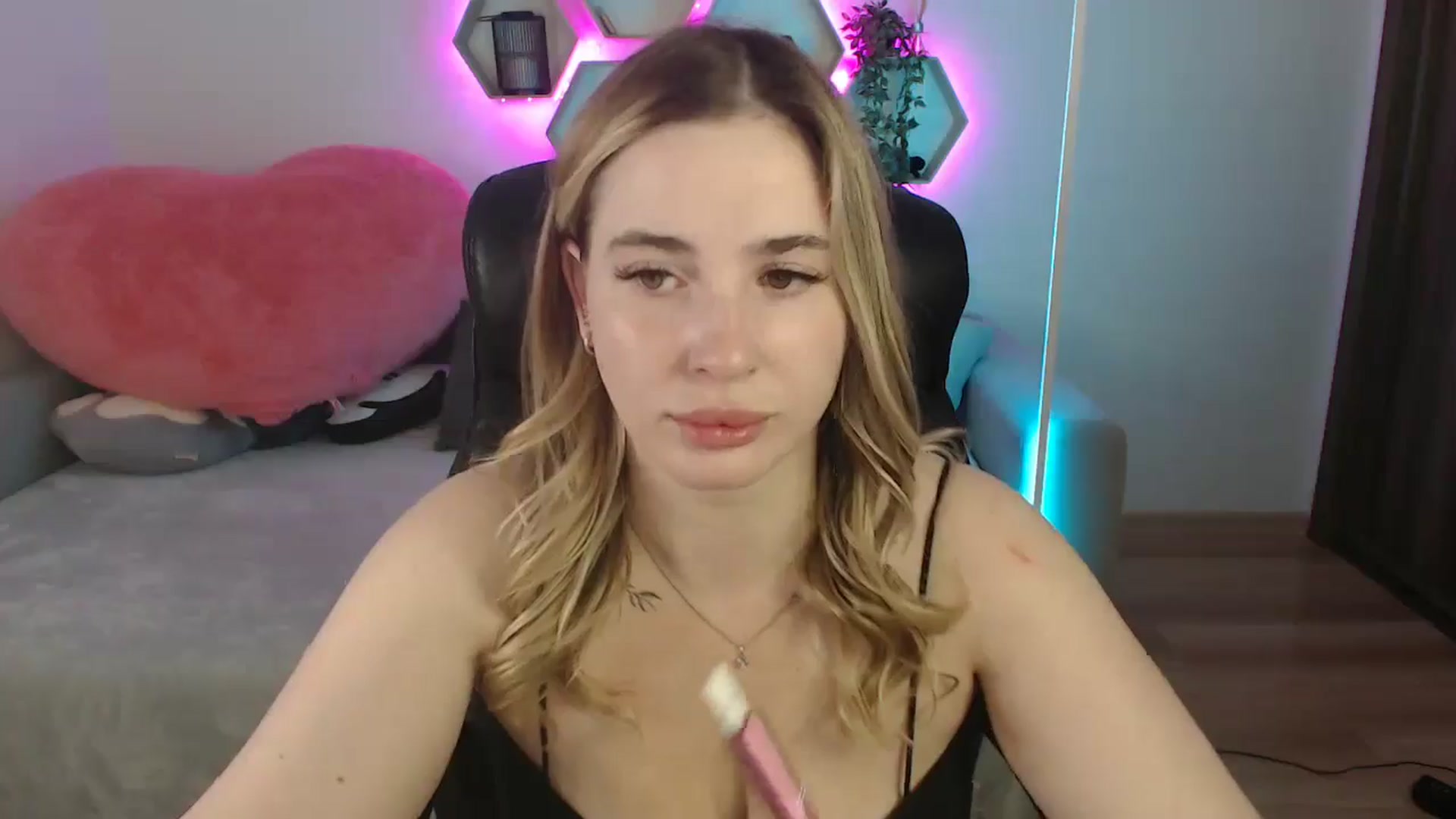 Gallery image thumbnail from SabrinaViolet's myfreecams stream on, 07/19/2025, 08:41 image 5 of 20