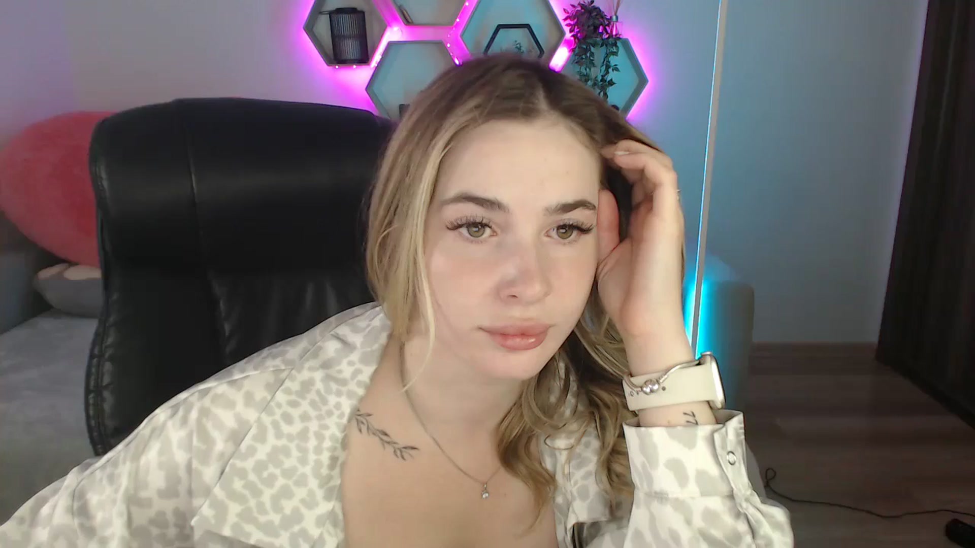 Gallery image thumbnail from SabrinaViolet's myfreecams stream on, 07/19/2025, 08:41 image 1 of 20