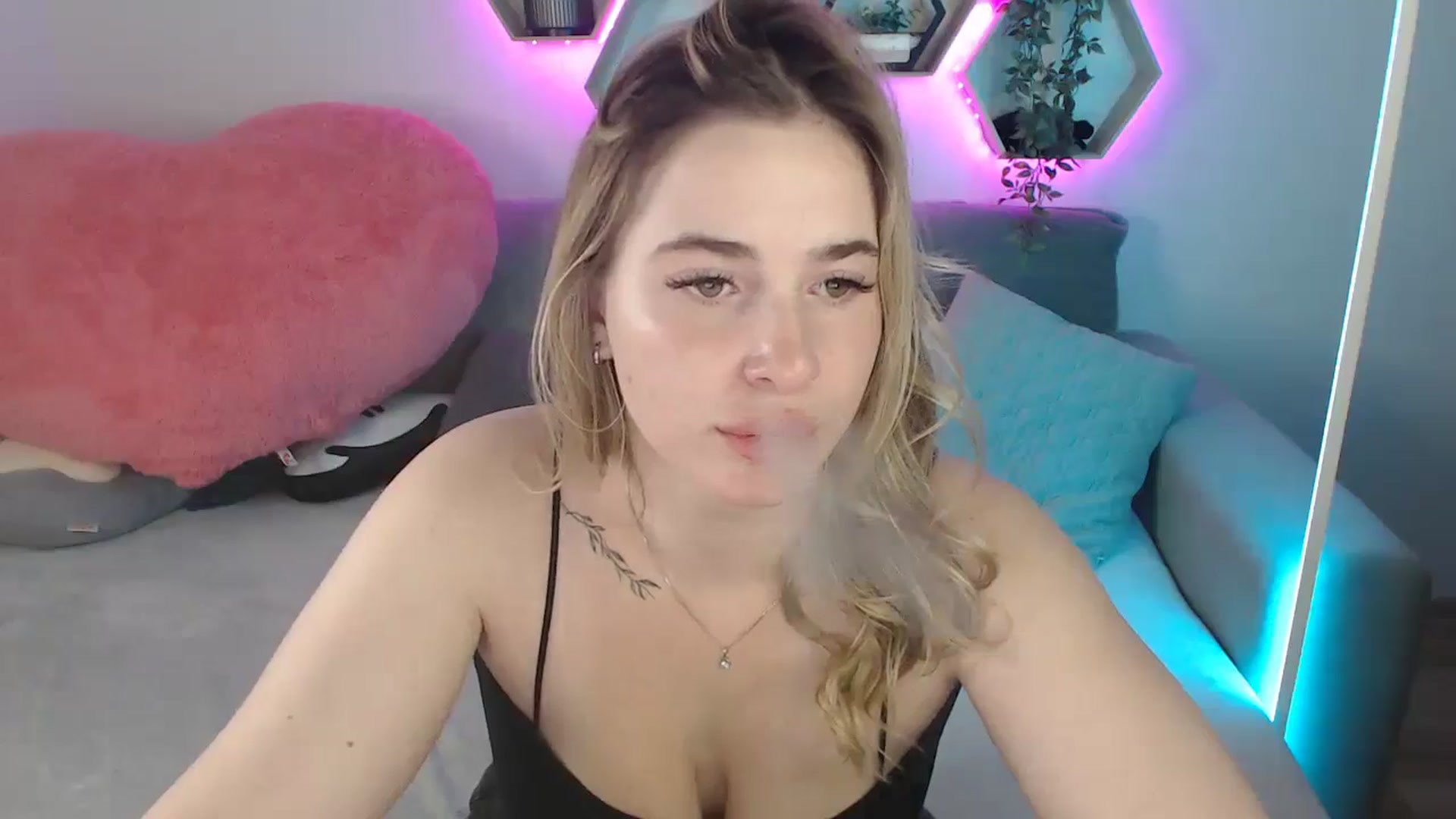 Gallery image thumbnail from SabrinaViolet's myfreecams stream on, 07/19/2025, 09:51 image 2 of 20