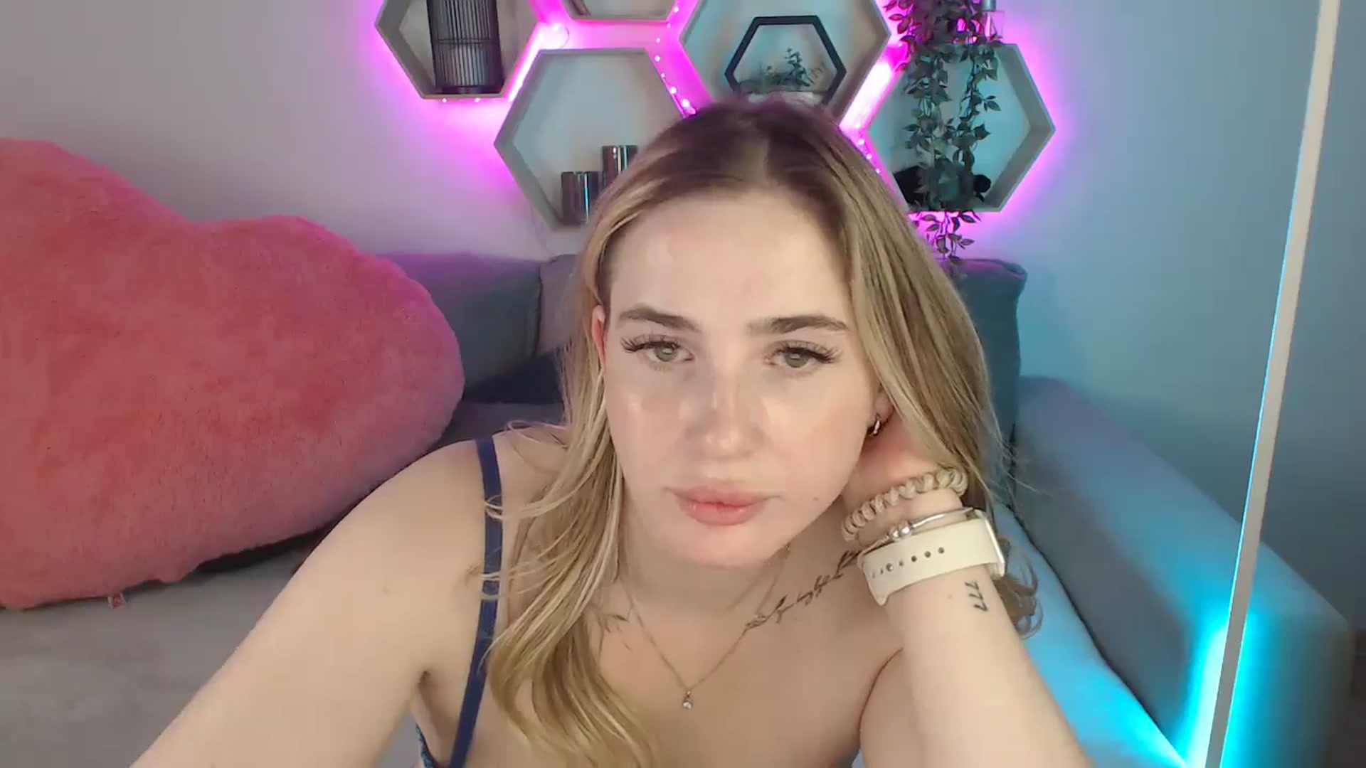 Gallery image thumbnail from SabrinaViolet's myfreecams stream on, 07/19/2025, 11:14 image 9 of 20