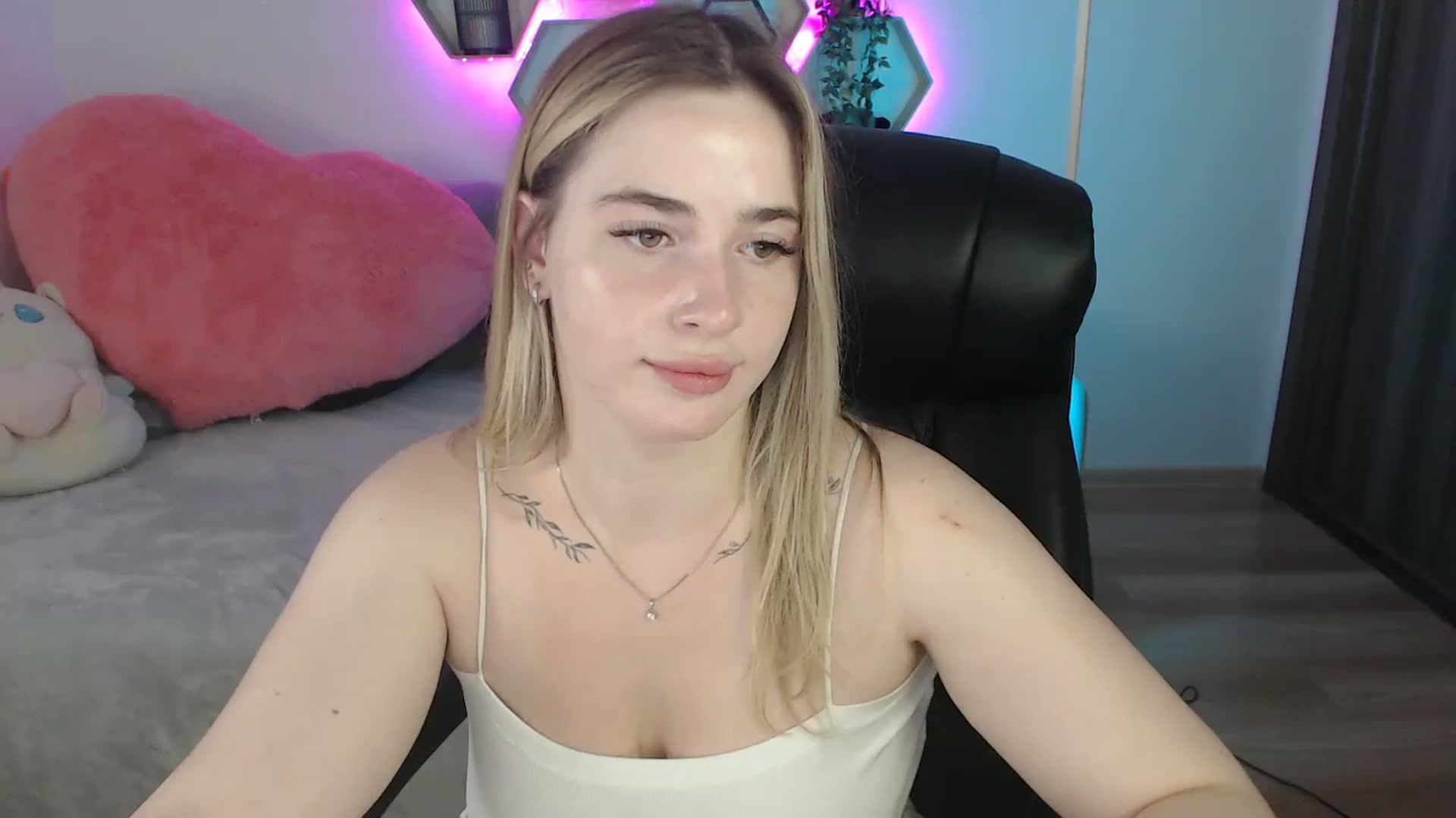 Gallery image thumbnail from SabrinaViolet's myfreecams stream on, 07/20/2025, 08:57 image 18 of 20