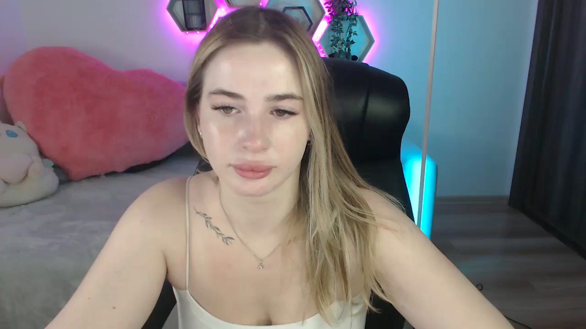 Gallery image thumbnail from SabrinaViolet's myfreecams stream on, 07/20/2025, 08:57 image 1 of 20