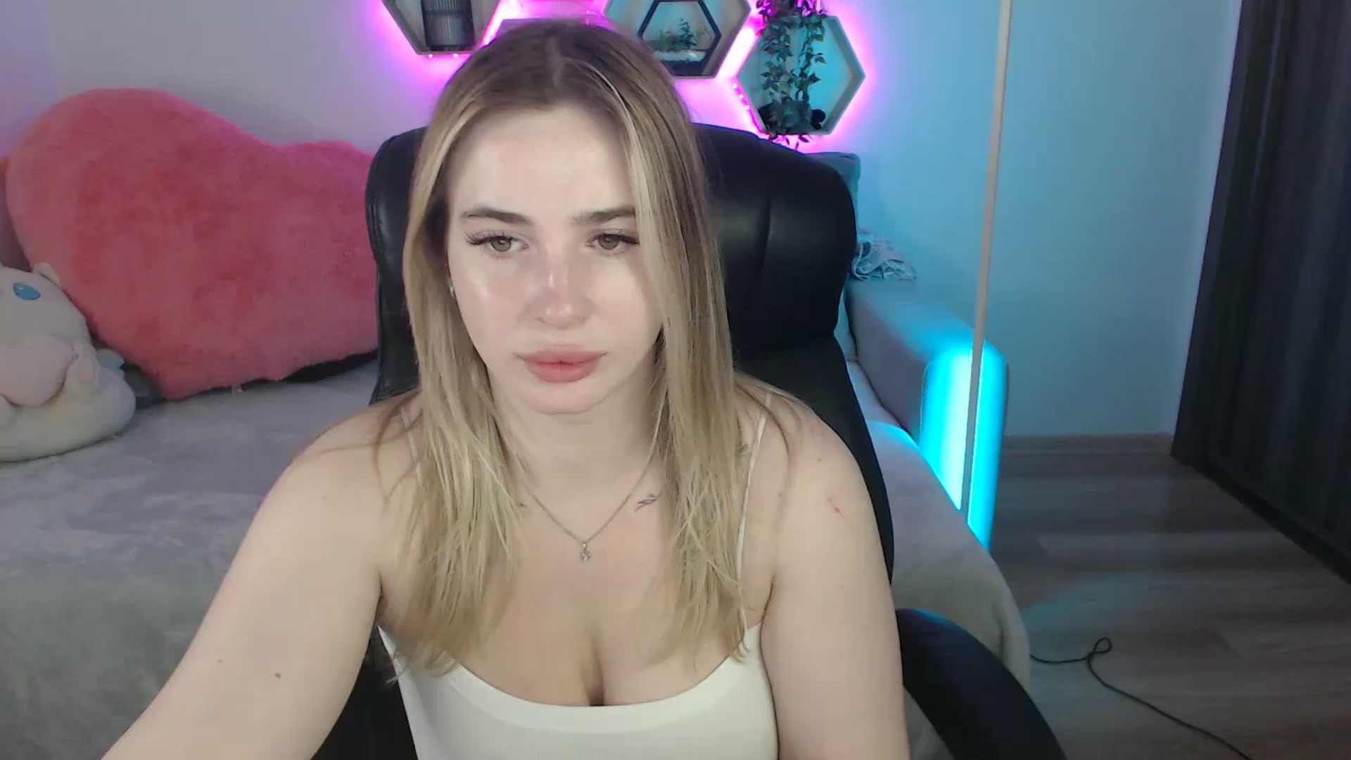 Gallery image thumbnail from SabrinaViolet's myfreecams stream on, 07/20/2025, 08:57 image 13 of 20