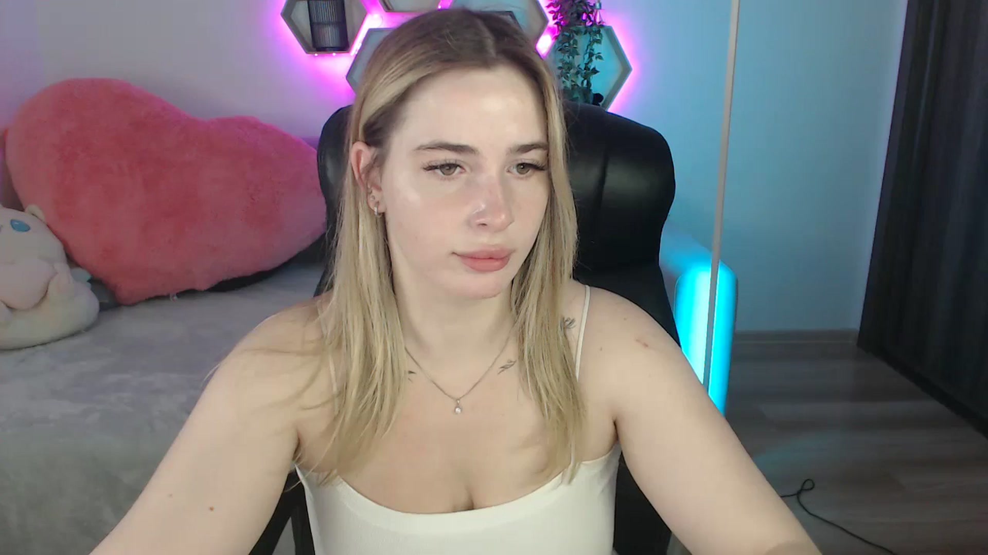 Gallery image thumbnail from SabrinaViolet's myfreecams stream on, 07/20/2025, 08:57 image 4 of 20