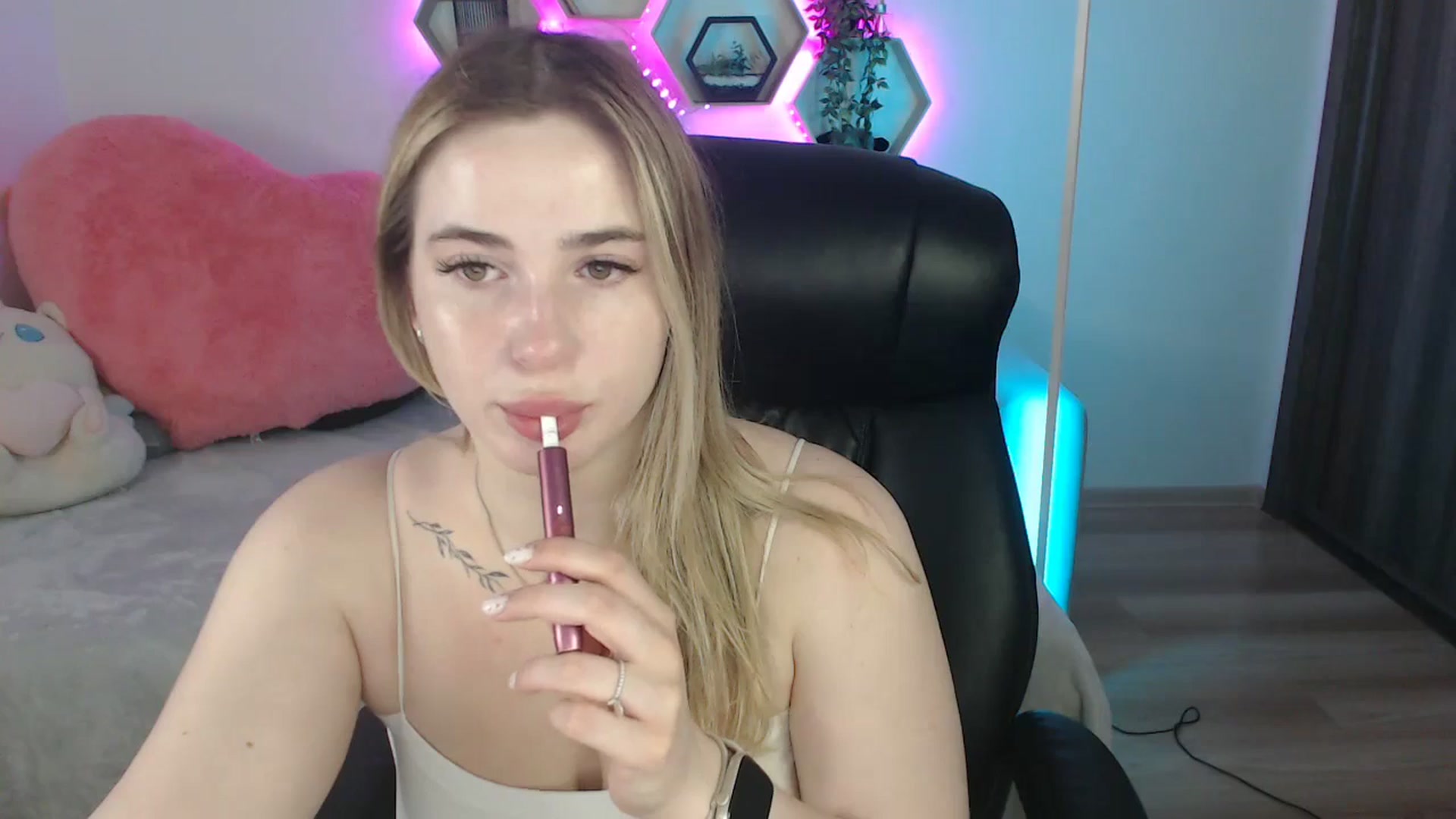 Gallery image thumbnail from SabrinaViolet's myfreecams stream on, 07/20/2025, 08:57 image 2 of 20