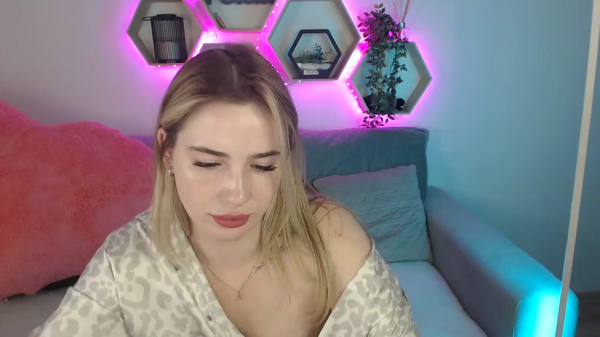 Gallery image thumbnail from SabrinaViolet's myfreecams stream on, 07/20/2025, 10:07 image 6 of 20