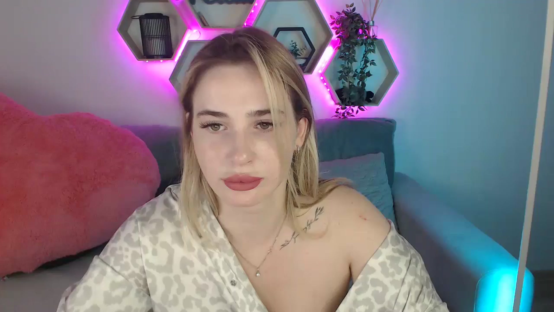 Gallery image thumbnail from SabrinaViolet's myfreecams stream on, 07/20/2025, 10:07 image 15 of 20