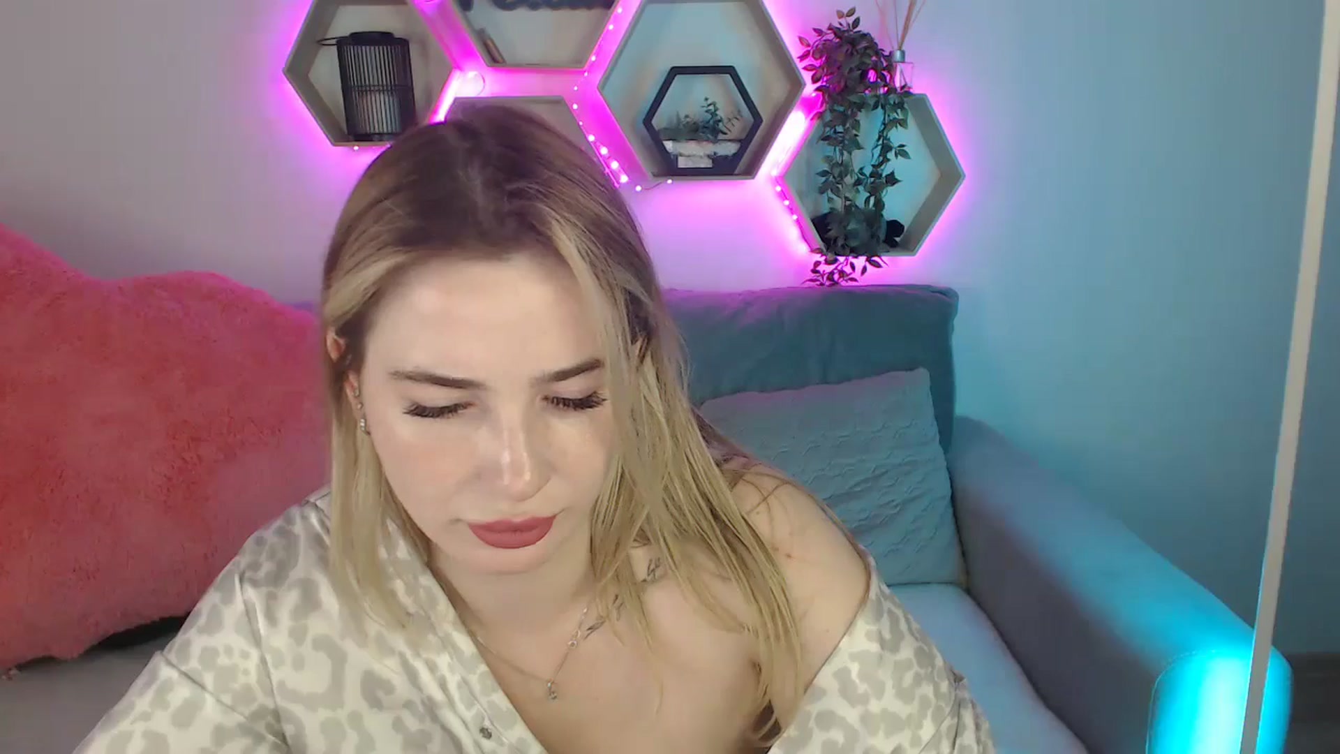 Gallery image thumbnail from SabrinaViolet's myfreecams stream on, 07/20/2025, 10:07 image 5 of 20