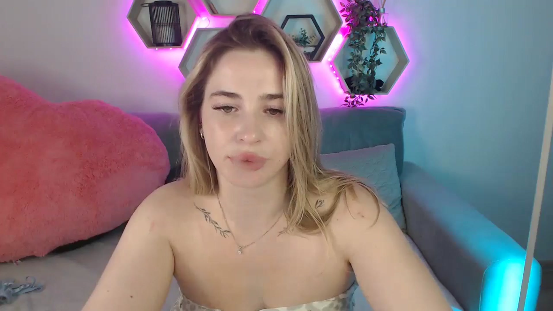 Gallery image thumbnail from SabrinaViolet's myfreecams stream on, 07/20/2025, 11:38 image 15 of 20