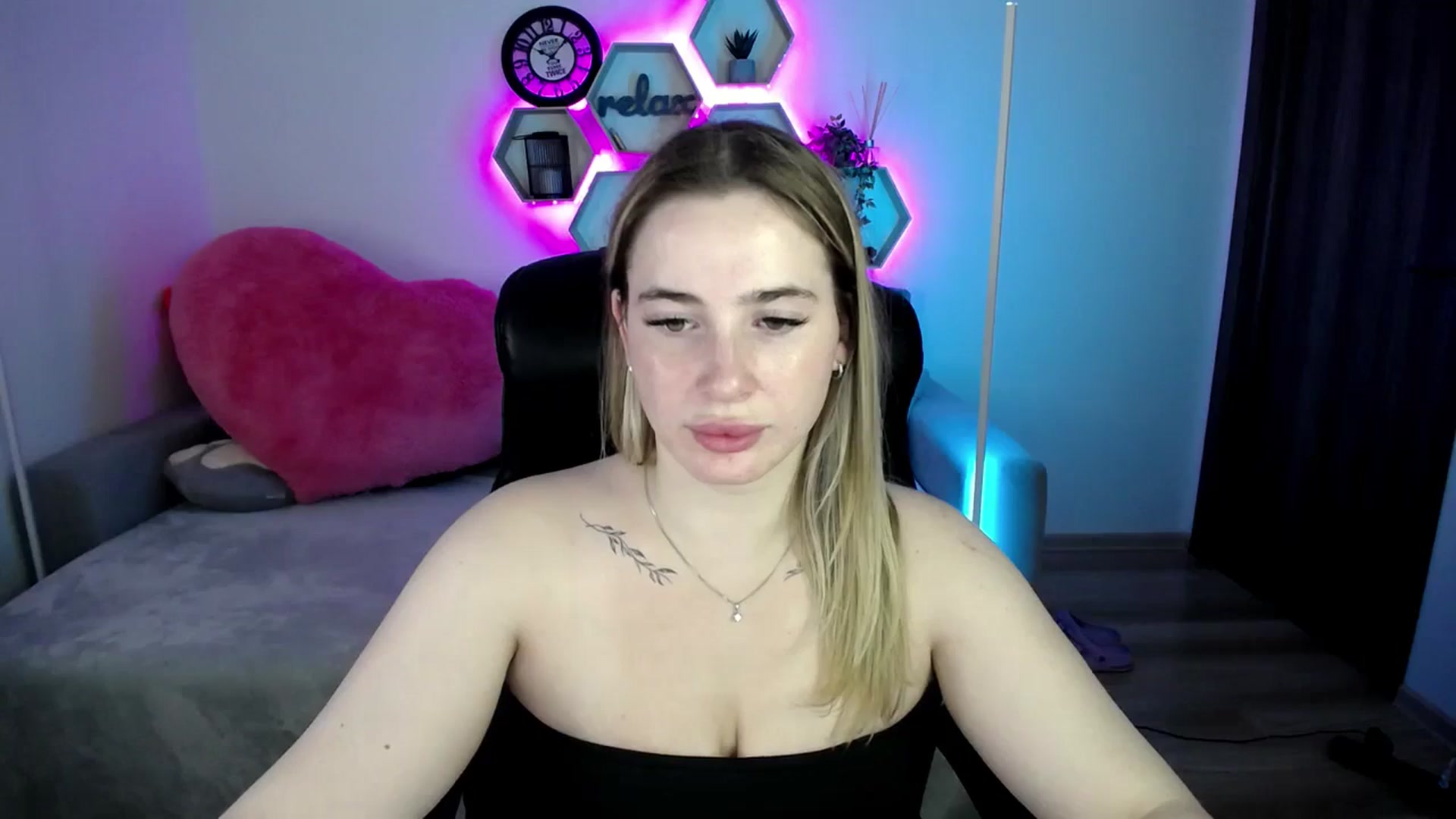 Gallery image thumbnail from SabrinaViolet's myfreecams stream on, 07/22/2025, 08:23 image 3 of 20