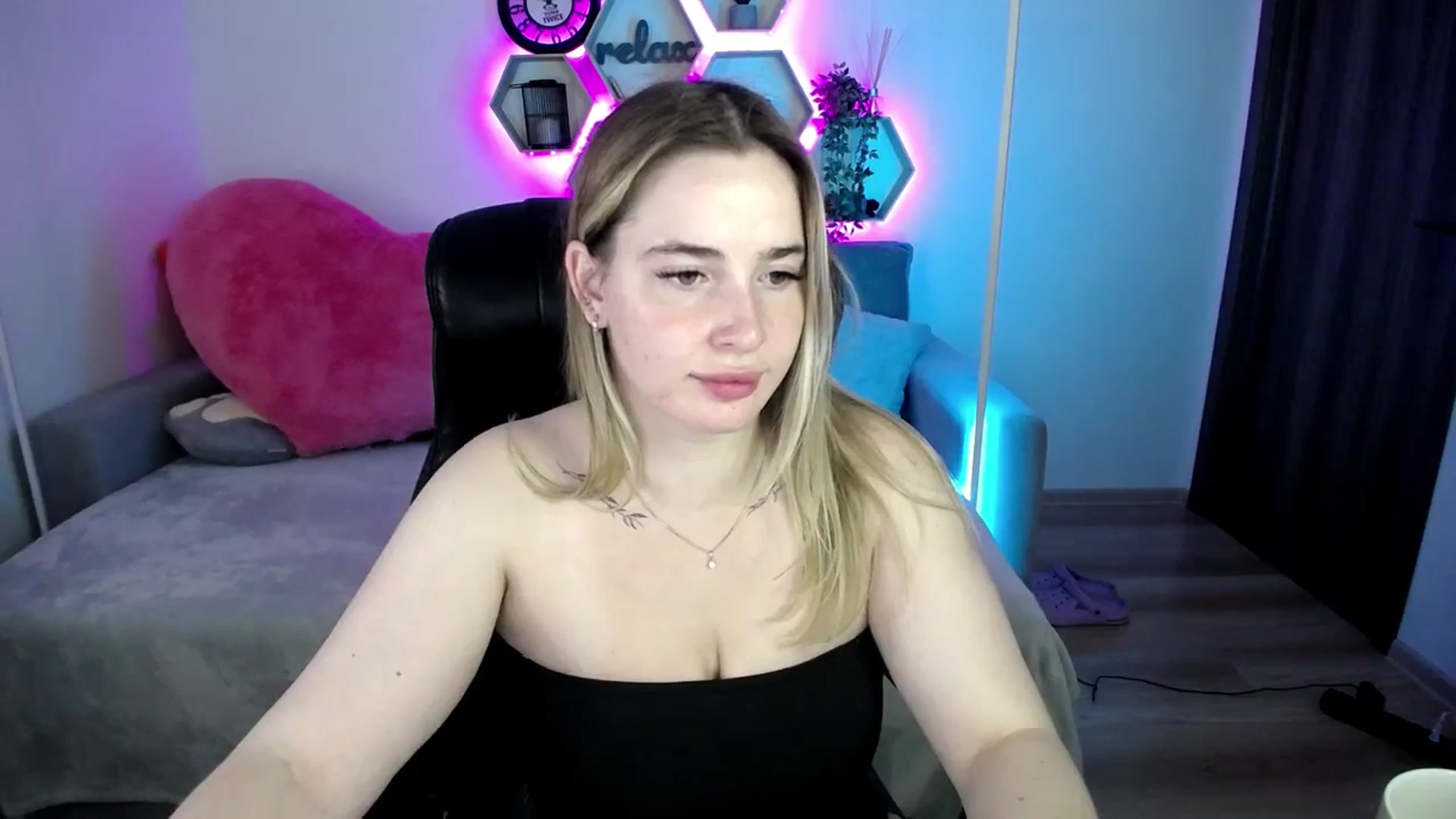 Gallery image thumbnail from SabrinaViolet's myfreecams stream on, 07/22/2025, 08:23 image 18 of 20