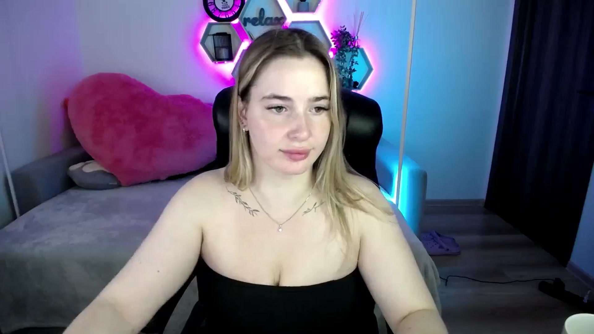 Gallery image thumbnail from SabrinaViolet's myfreecams stream on, 07/22/2025, 08:23 image 13 of 20