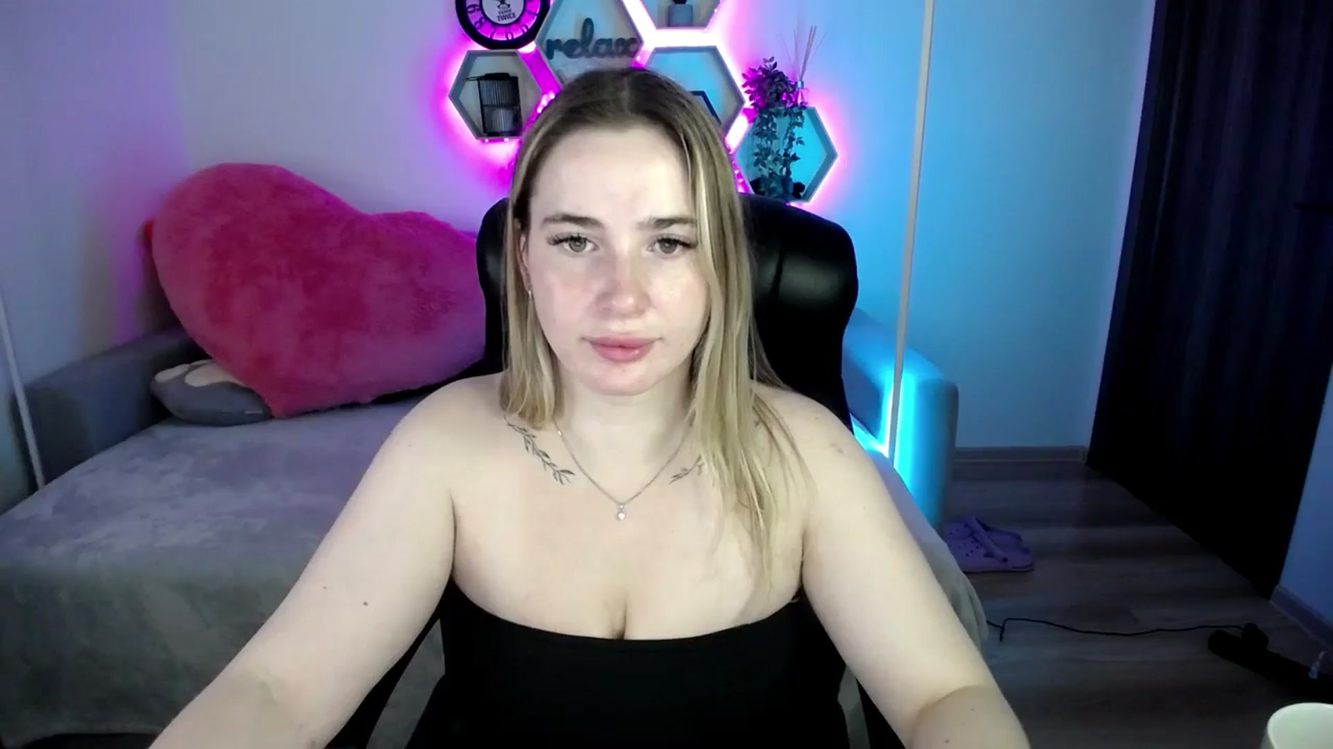 Gallery image thumbnail from SabrinaViolet's myfreecams stream on, 07/22/2025, 08:23 image 15 of 20