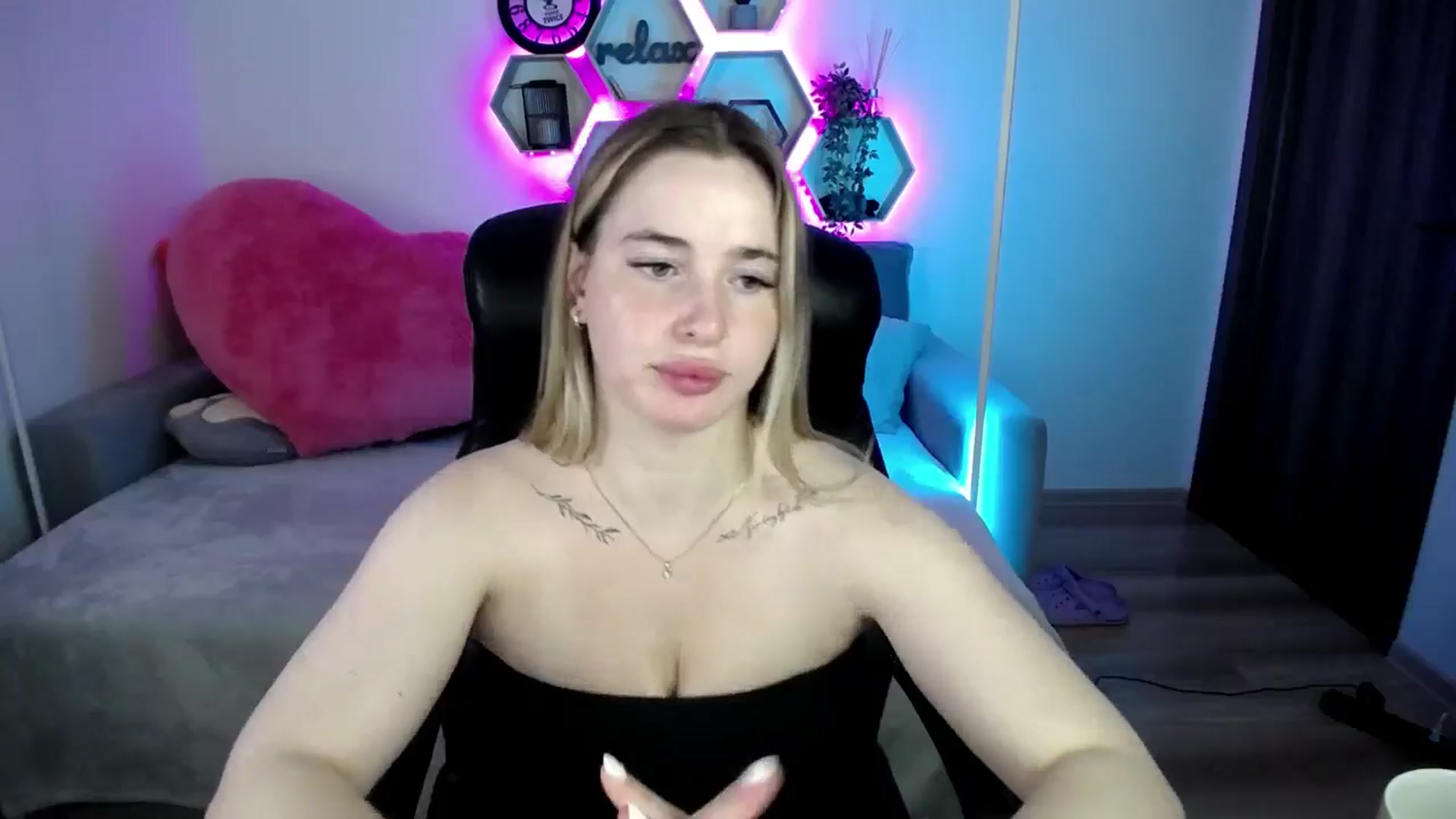 Gallery image thumbnail from SabrinaViolet's myfreecams stream on, 07/22/2025, 08:23 image 10 of 20