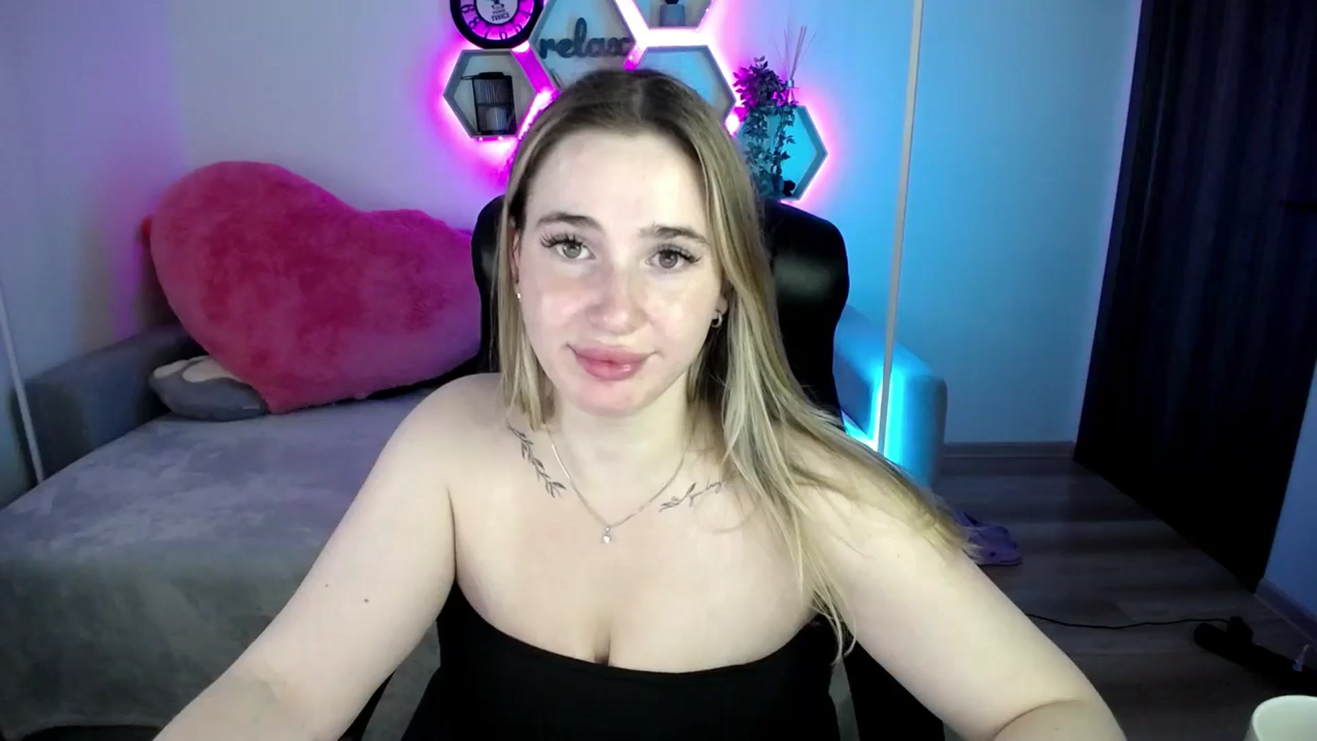Gallery image thumbnail from SabrinaViolet's myfreecams stream on, 07/22/2025, 08:23 image 11 of 20