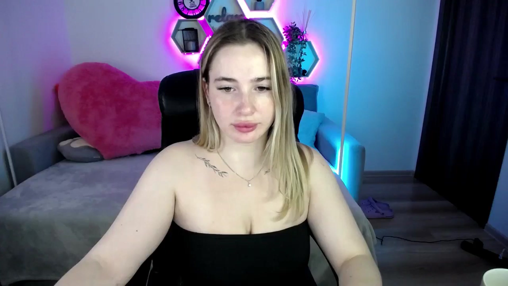 Gallery image thumbnail from SabrinaViolet's myfreecams stream on, 07/22/2025, 08:23 image 9 of 20