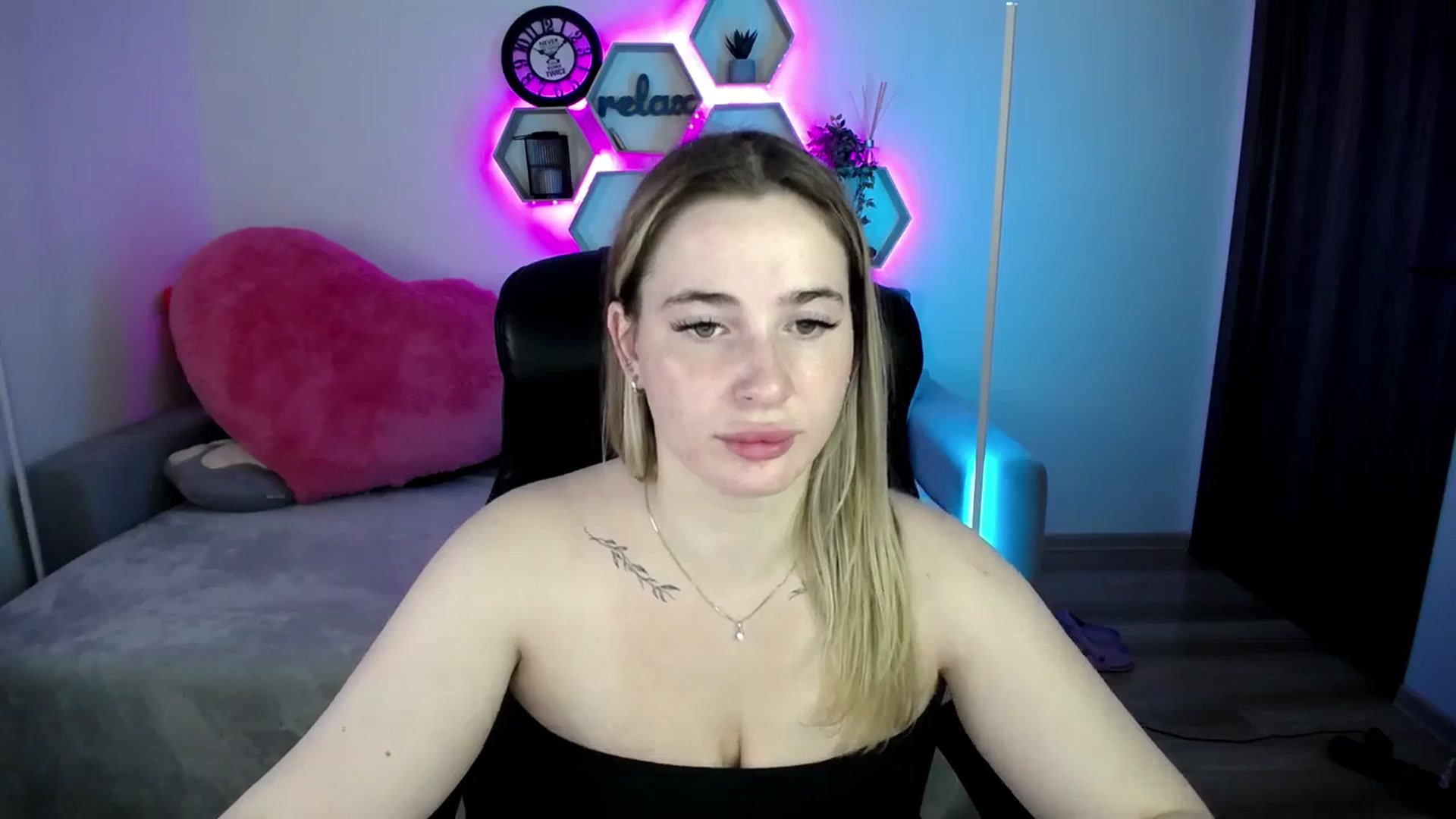 Gallery image thumbnail from SabrinaViolet's myfreecams stream on, 07/22/2025, 08:23 image 2 of 20