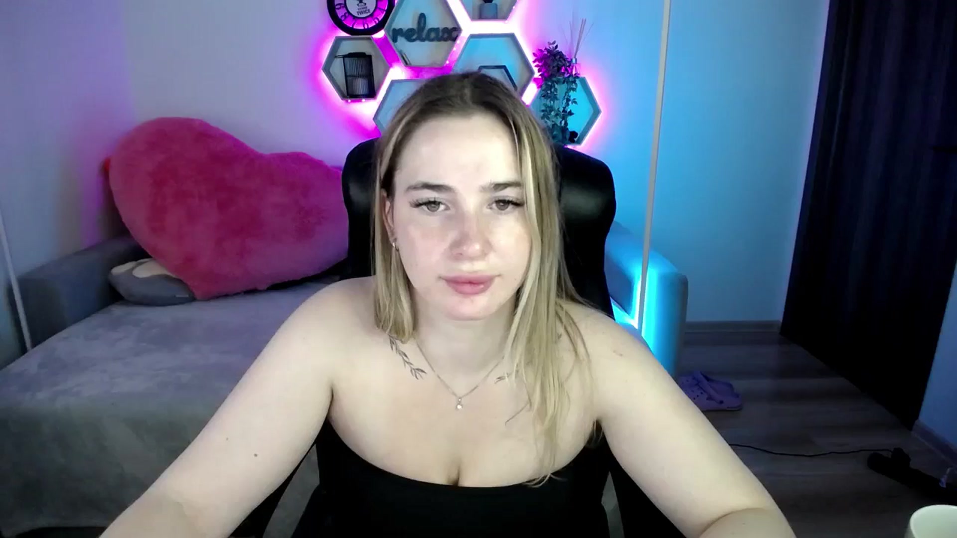 Gallery image thumbnail from SabrinaViolet's myfreecams stream on, 07/22/2025, 08:23 image 16 of 20
