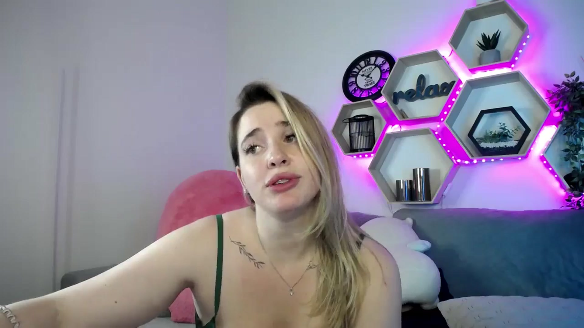 Gallery image thumbnail from SabrinaViolet's myfreecams stream on, 07/22/2025, 13:54 image 12 of 20