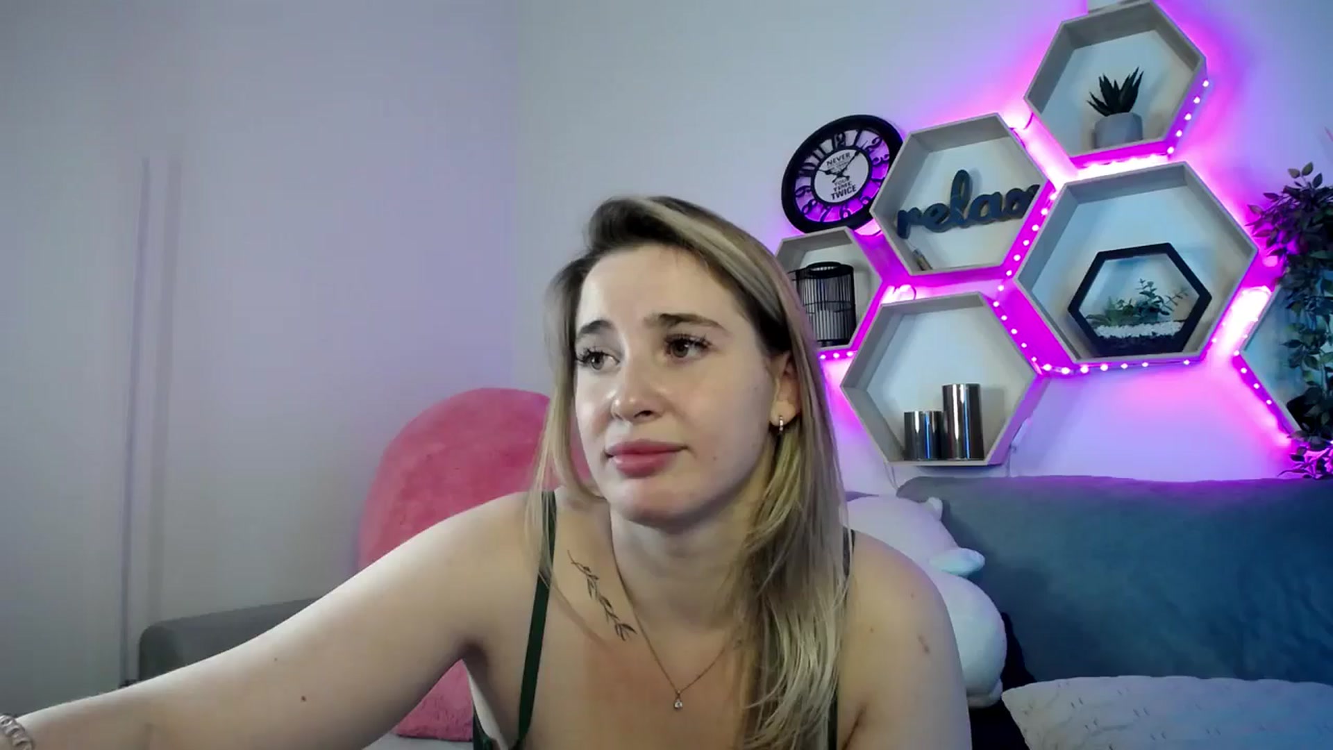 Gallery image thumbnail from SabrinaViolet's myfreecams stream on, 07/22/2025, 13:54 image 10 of 20