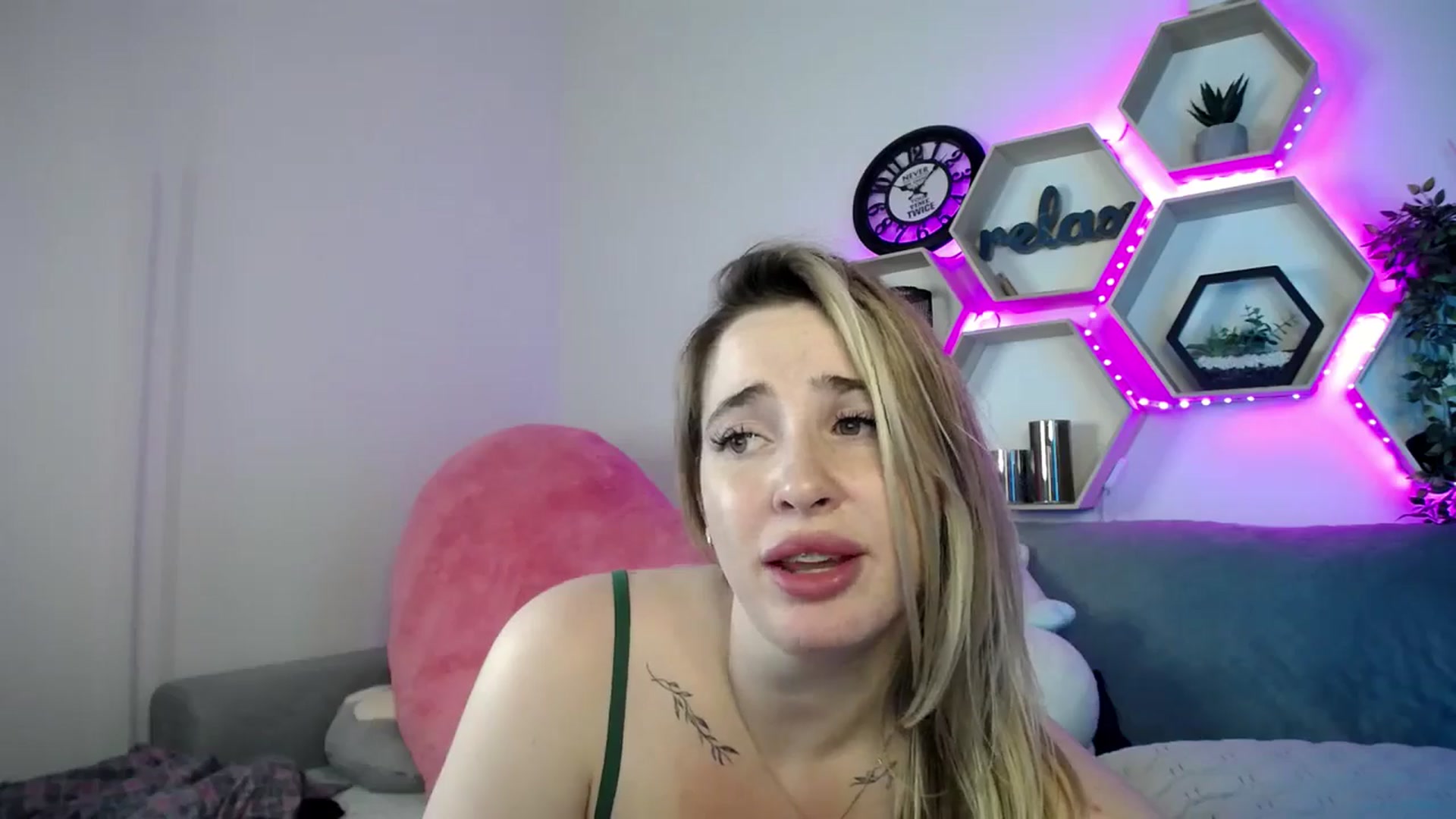 Gallery image thumbnail from SabrinaViolet's myfreecams stream on, 07/22/2025, 13:54 image 6 of 20