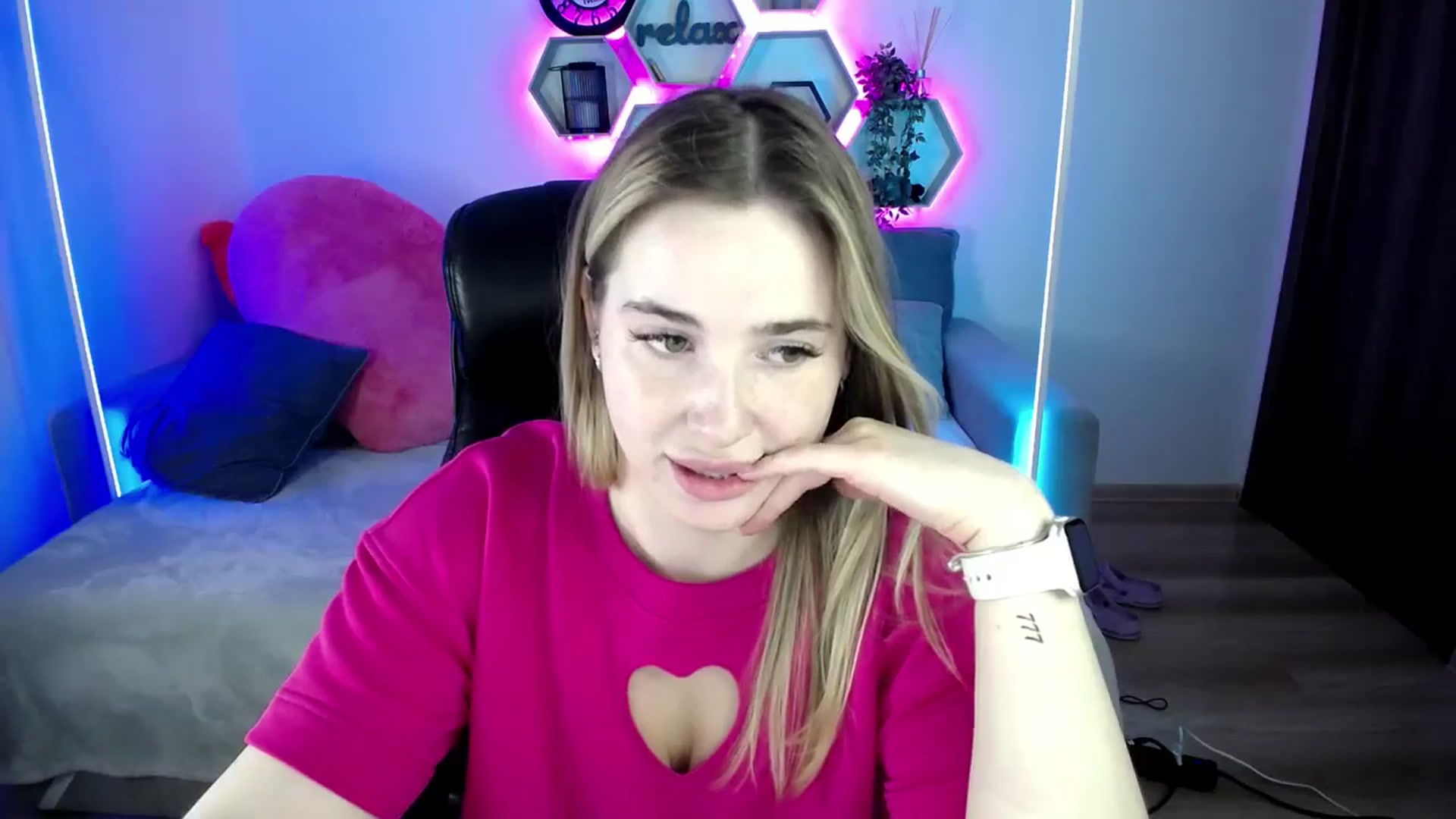 Gallery image thumbnail from SabrinaViolet's myfreecams stream on, 07/25/2025, 08:48 image 15 of 20