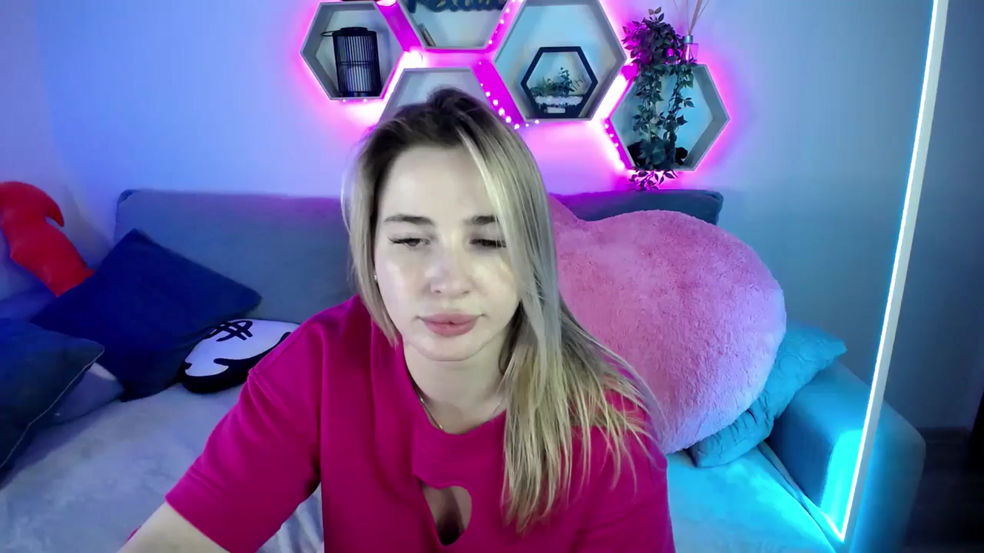 Gallery image thumbnail from SabrinaViolet's myfreecams stream on, 07/25/2025, 11:25 image 17 of 20
